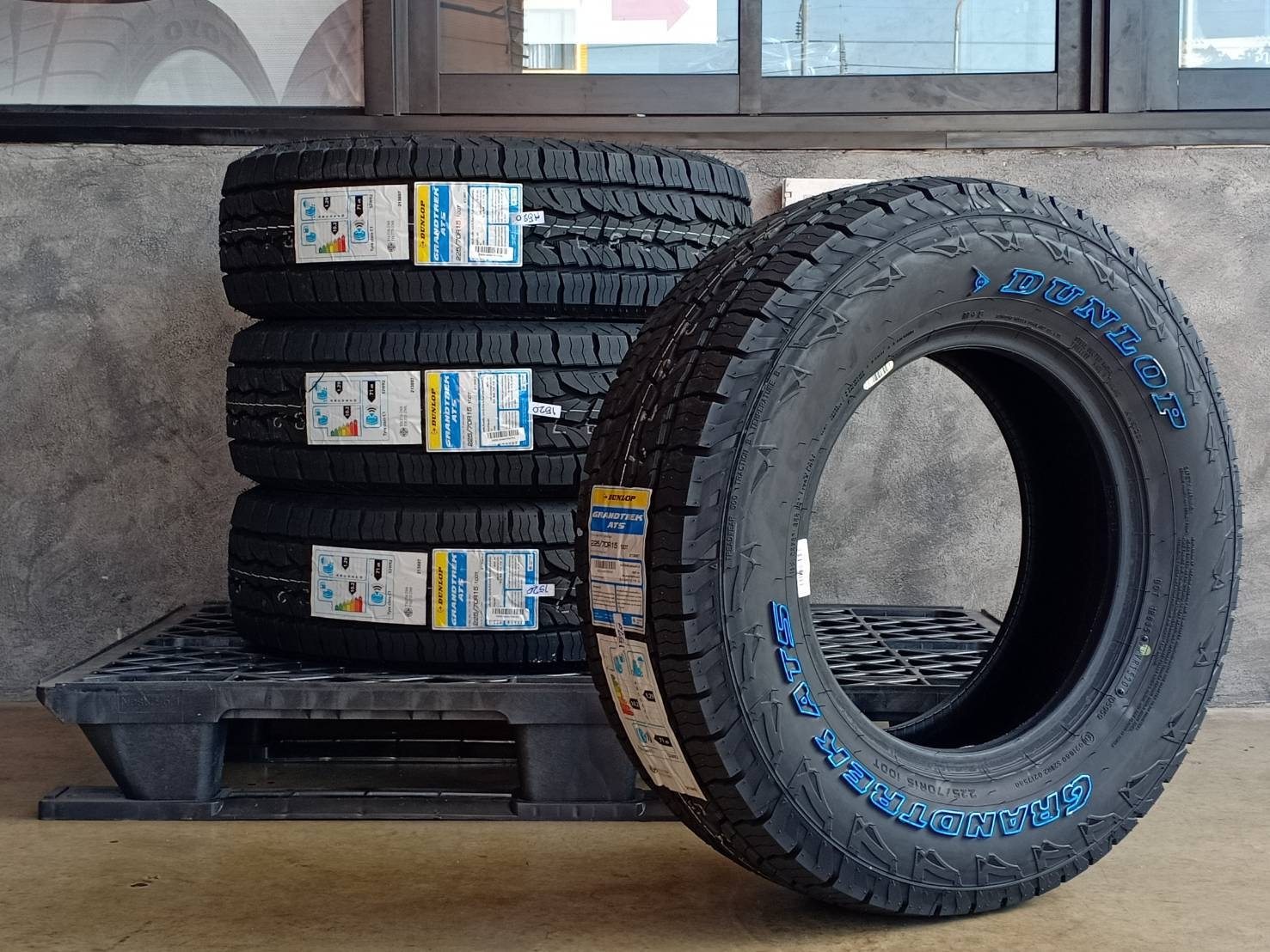 DUNLOP 225/70R15 GRANDTREK AT5 100T (ตัวหนังสือขาว) MADE IN THAILAND