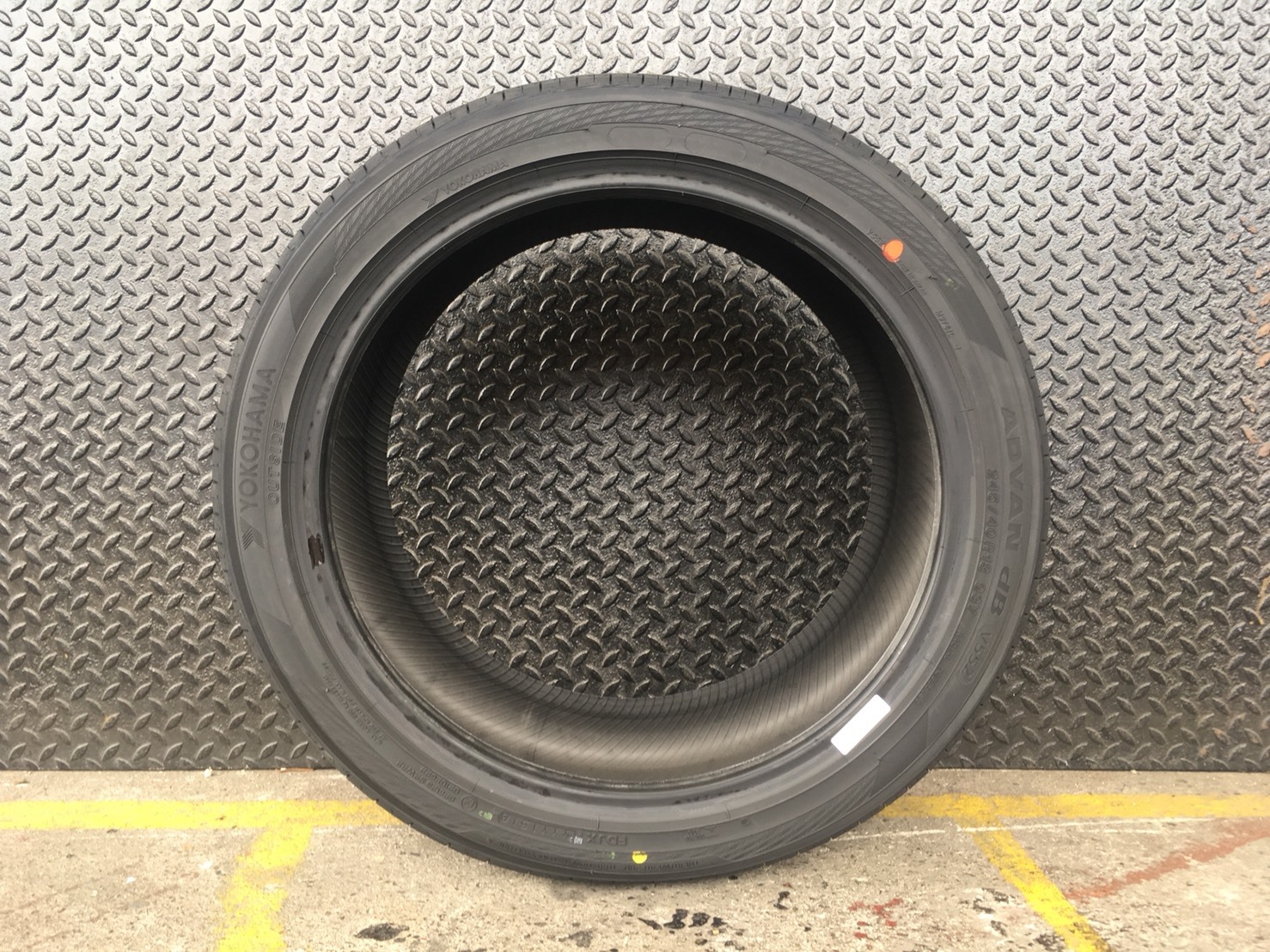 YOKOHAMA ADVAN DB V552 245-40-18 ราคาพิเศษ ปี18