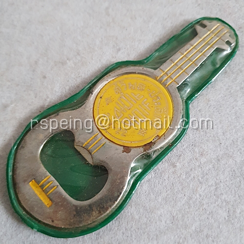 ที่เปิดขวดโลหะรูปกีต้าร์ ในซองใส่สีเขียว ที่ระลึกงานแต่งงาน