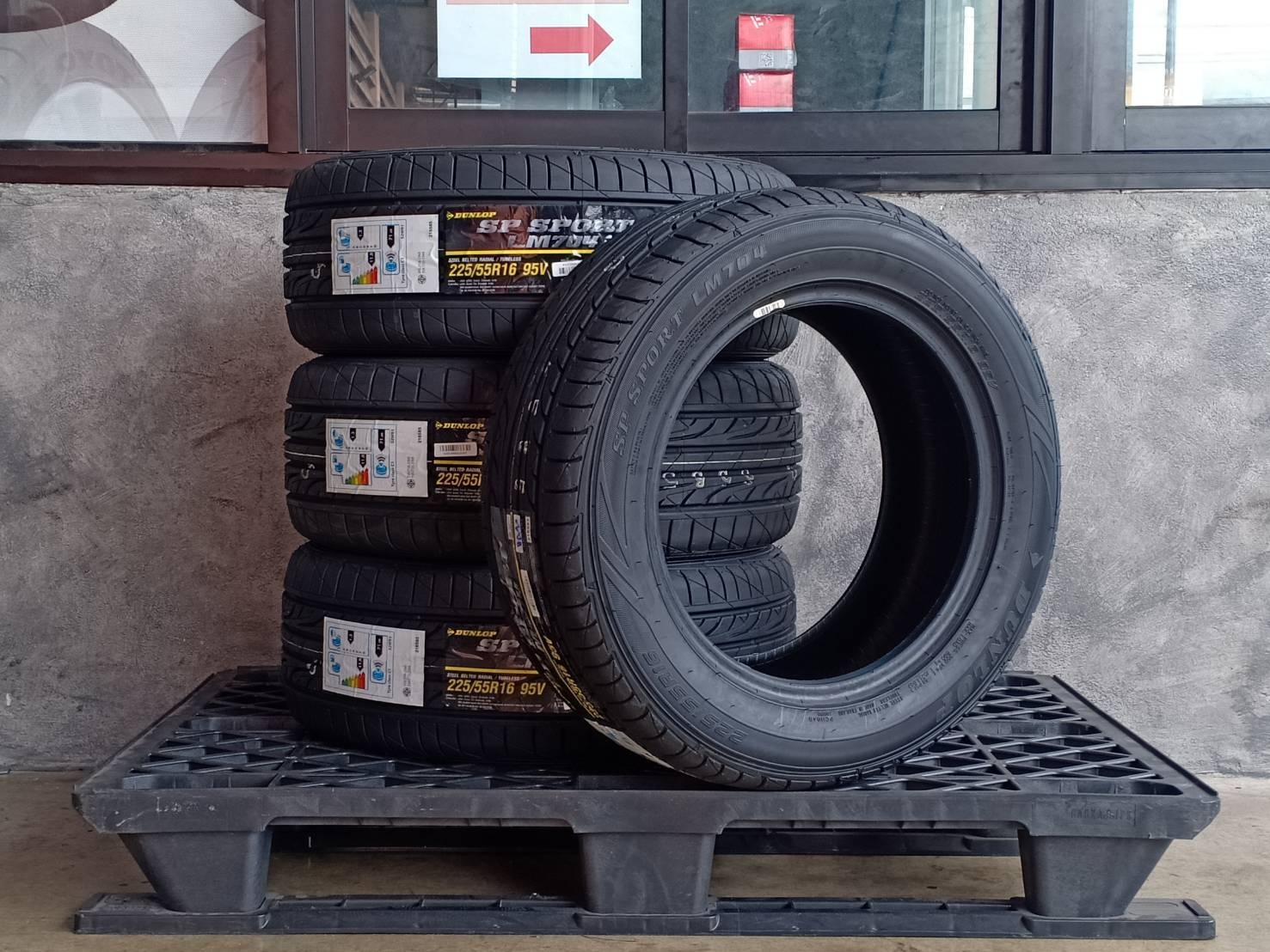 DUNLOP 225/55R16 SP SPORT LM704 95V MADE IN THAILAND