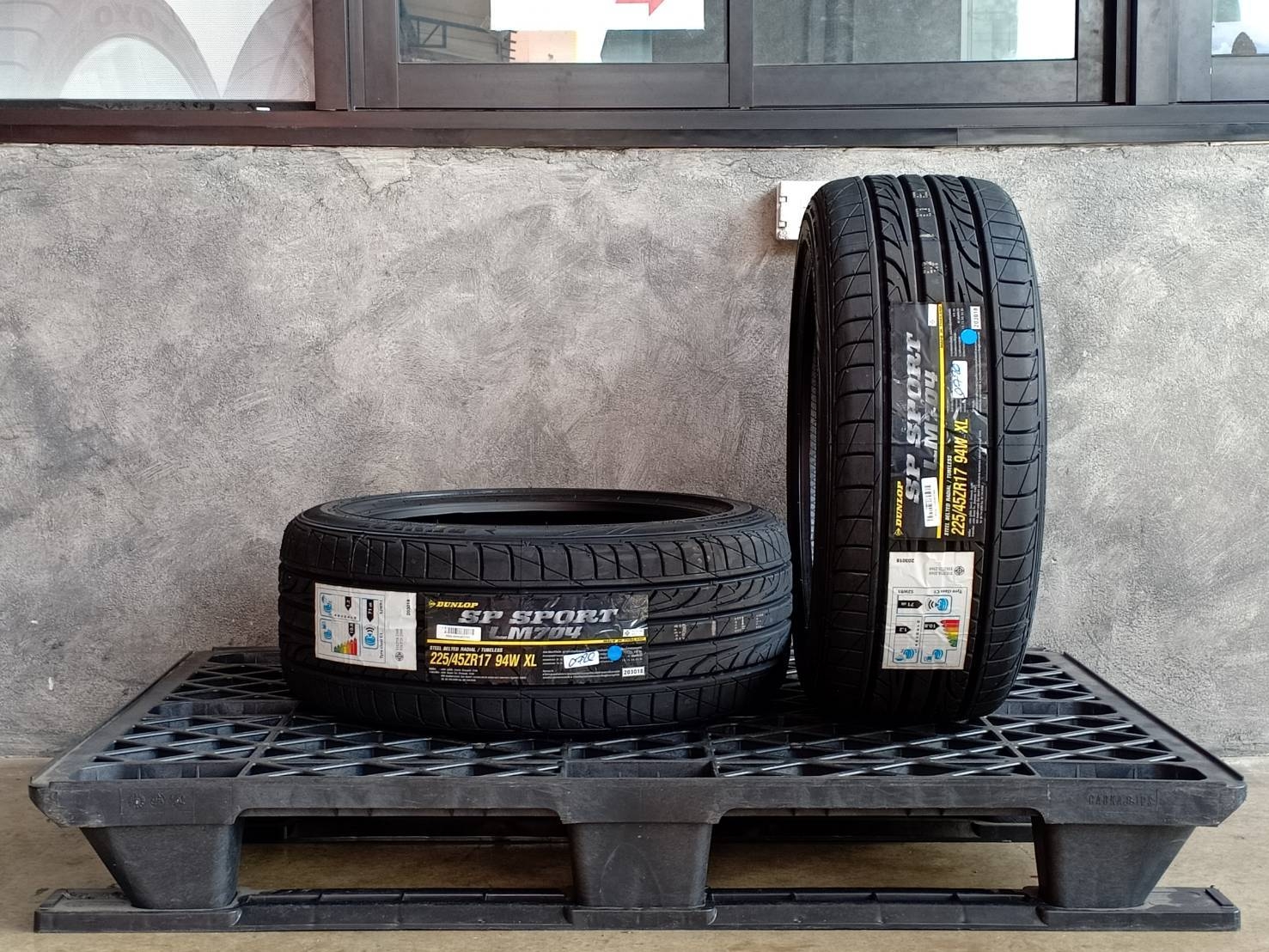 DUNLOP 225/45ZR17 SP SPORT LM704 94W MADE IN THAILAND