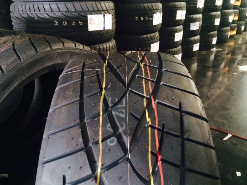 TOYO R1R 225/40-18 เส้น 5500 ปกติ 8500