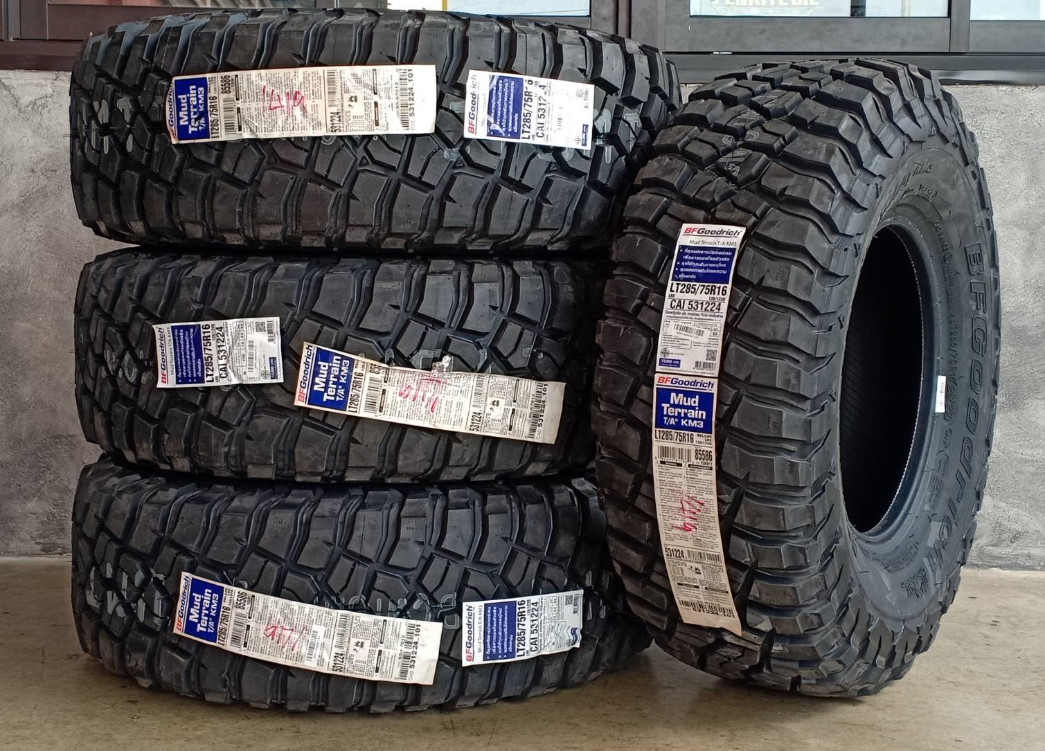 ยางเข้าให่ ลดราคา BF-GOODRICH KM3 285/75R16 126/123Q (ปี19)