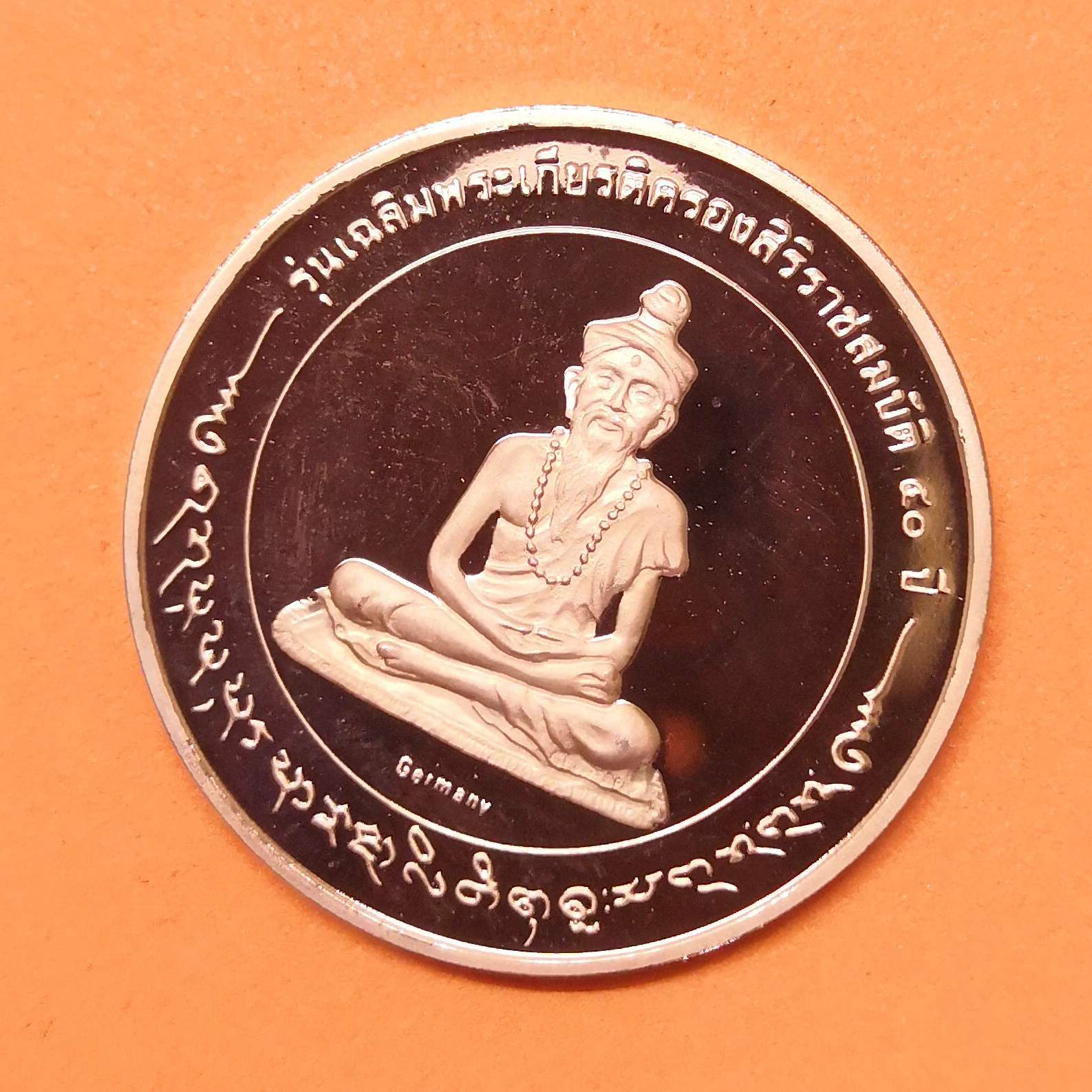 เหรียญ หลวงปู่พรหมมา เขมจาโร หลัง พระฤาษีตาไฟ รุ่นเฉลิมพระเกียรติครองสิริราชสมบัติ 50 ปี วัดสวนหินผานางคอย อุบลราชธานี พศ 2538 เนื้อทองแดงขัดเงา บล็อกเยอรมัน ขนาด 2.9 เซน