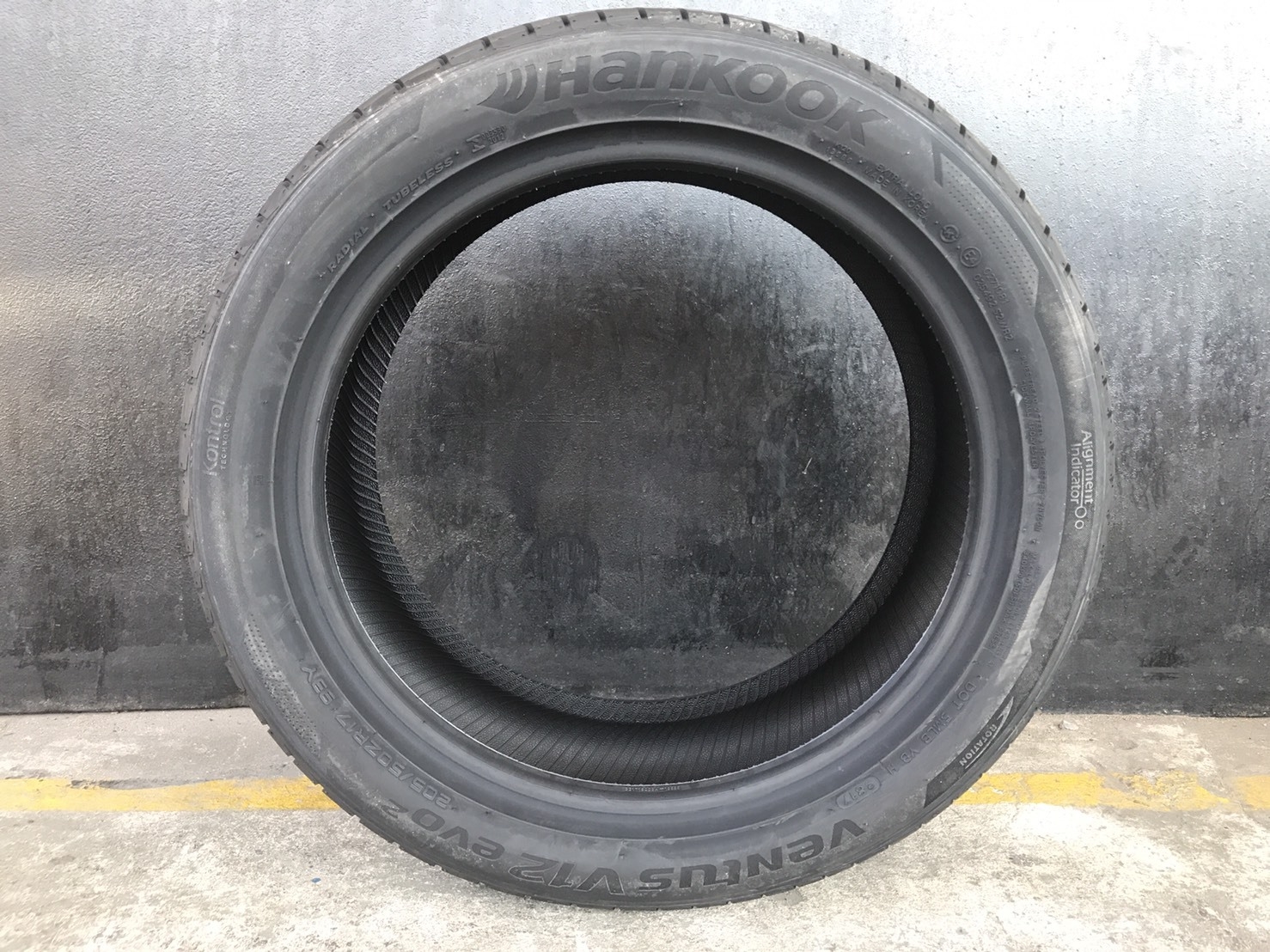 HANKOOK V12 EVO-2 205-50-17 เส้น 2500 ปี 17 ปกติ 3500