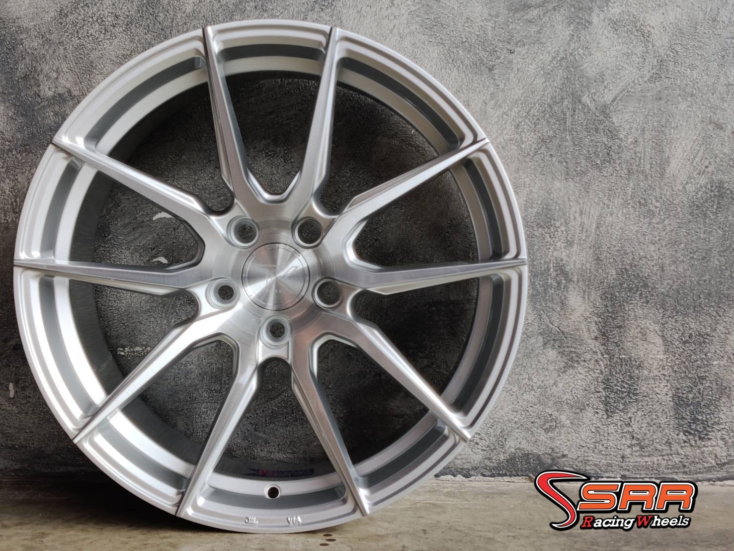 TK-SMART : TMF102 18X8.5 5X112-114.3 32 P/BRUSHED/SILVER (หน้าปัดเงาร่องซิลเวอร์)
