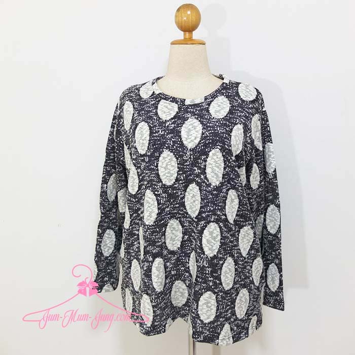 *อกฟรีไซส์52-54นิ้ว*เสื้อสเวตเตอร์คนอ้วนผ้าไหมพรมสีดำลายจุดสีขาว สวยน่ารักมากๆค่ะ