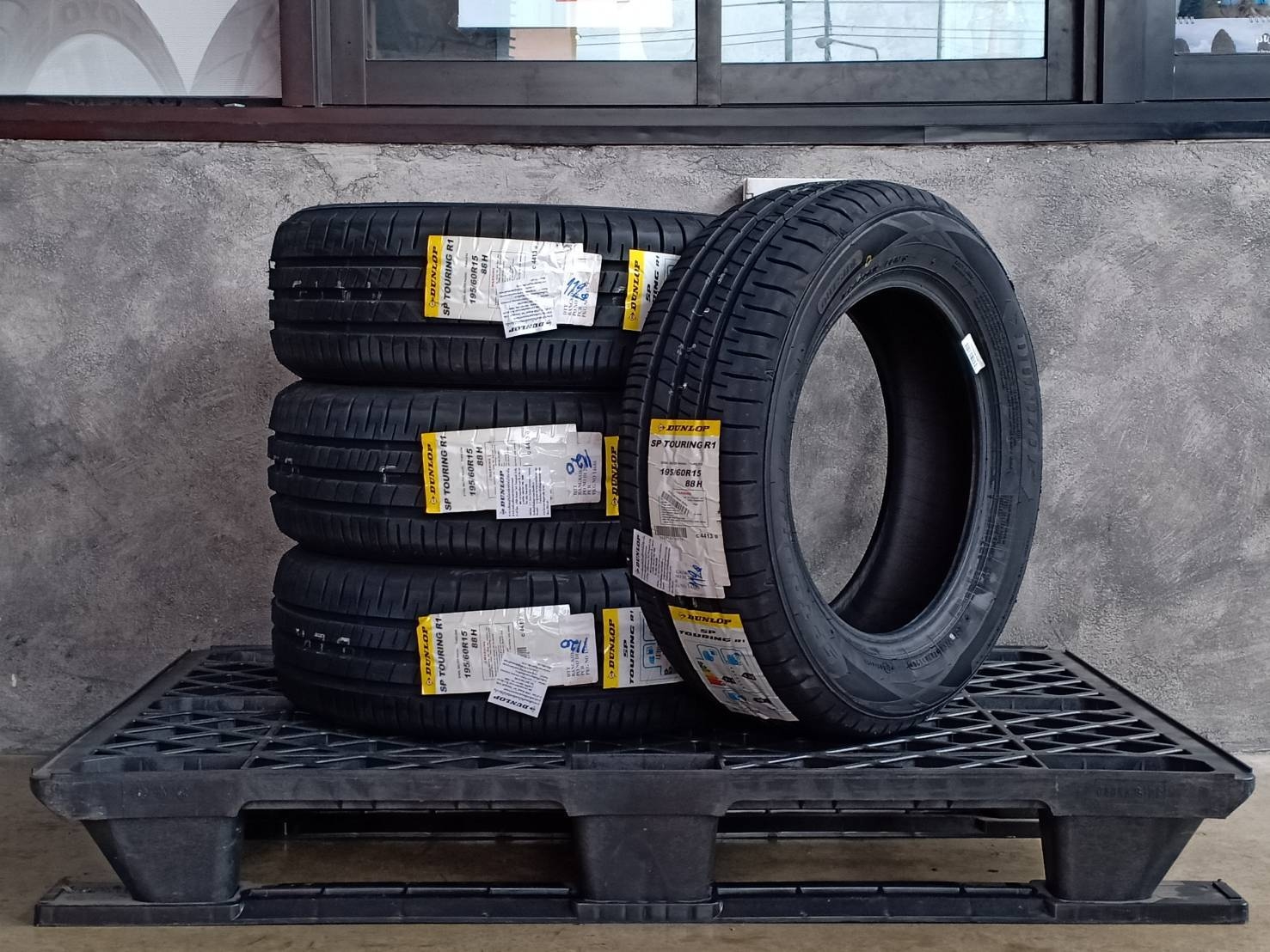 DUNLOP 195/60R15 SP TOURING R1 88H MADE IN INDONESIA