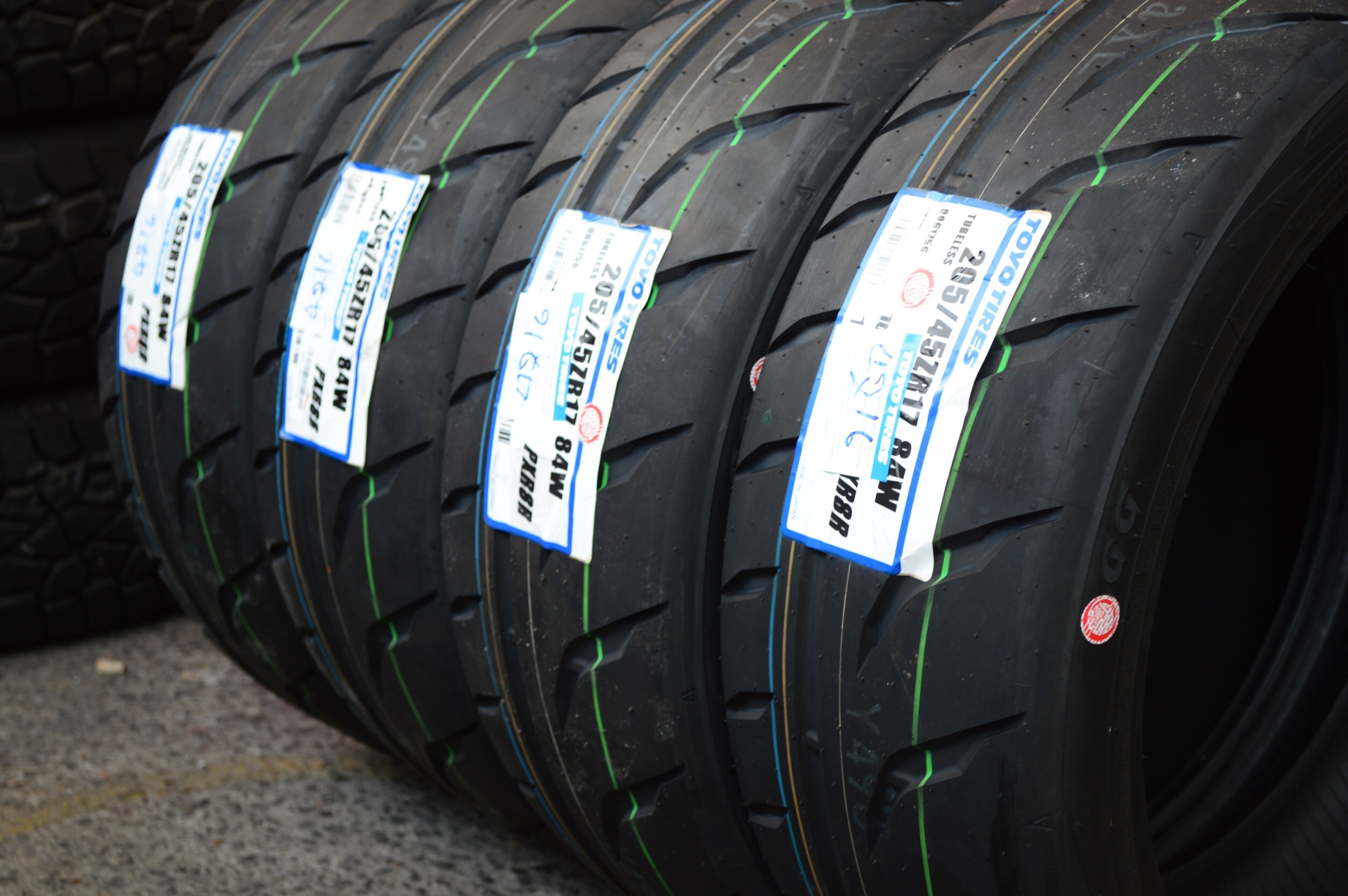 TOYO R888R 295/30R18