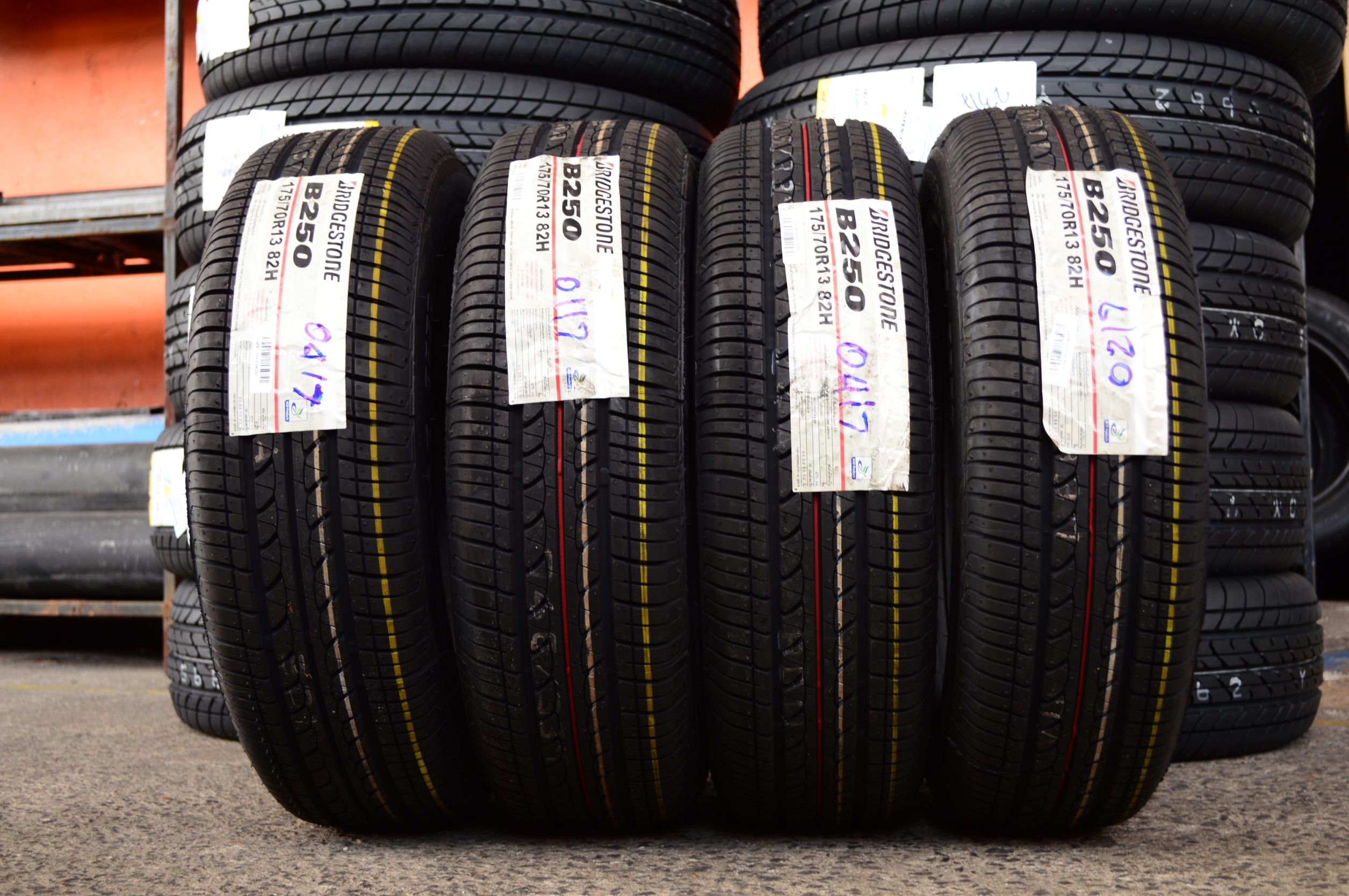 BRIDGESTONE B250 175/70-13 เส้น 1000 ปกติ 2000 บาท ปี17