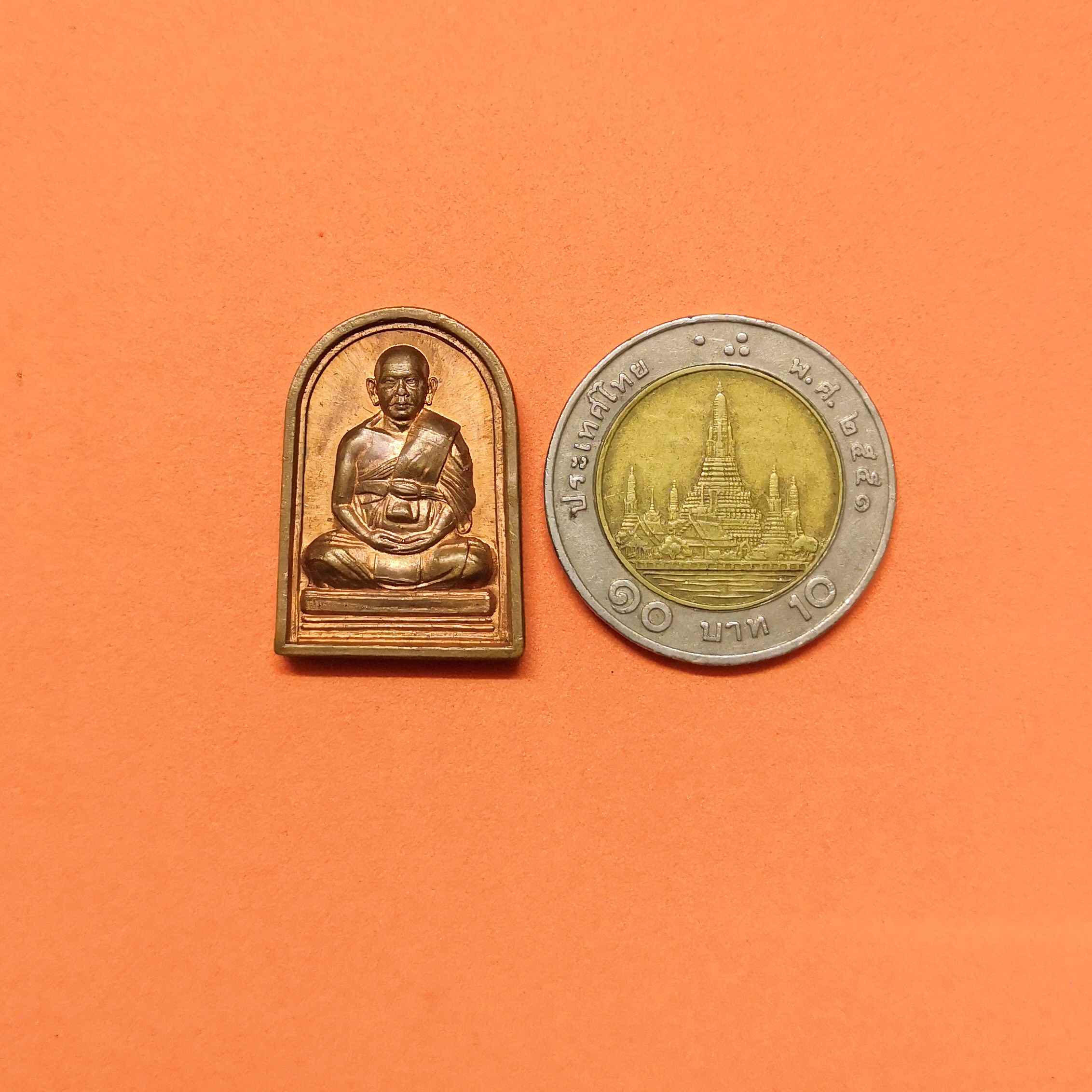 เหรียญรุ่นจตุพร พระวิสุทธาธิบดี วัดสุทัศนเทพวราราม ปี 2539 เนื้อทองแดง พิมพ์เล็ก สูง 2.5 เซน ตอกโค้ดธรรมจักรและเลขที่ขอบเหรียญ