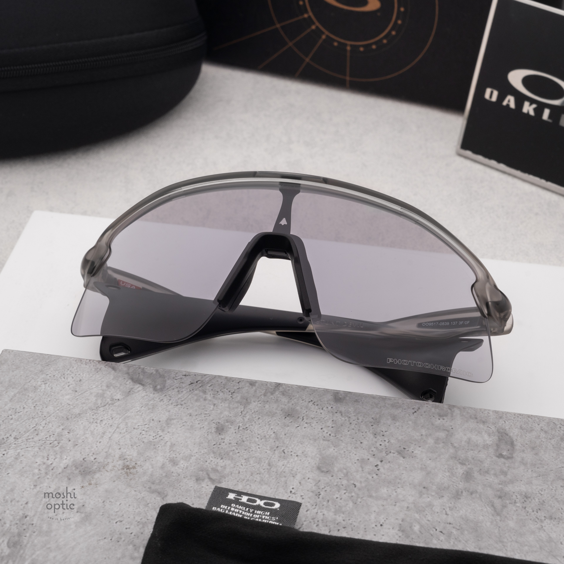 OAKLEY STUNT DEVIL OO9517-08 Grey Ink Clear to Black Iridium Photochromic
