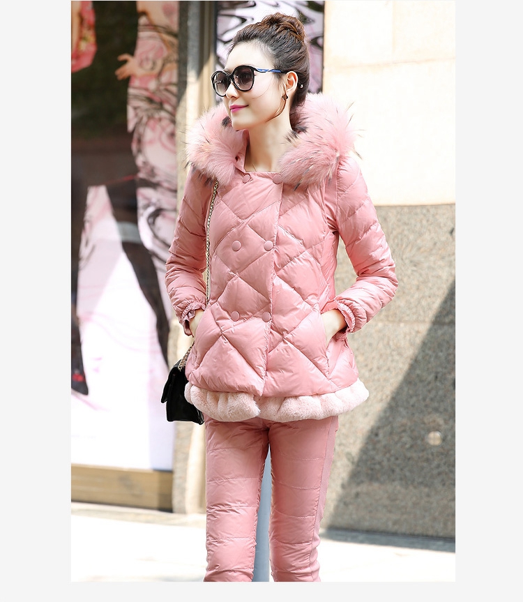 เสื้อโค้ทแบบ 3 ชิ้น สีชมพูแขนยาว ผ่าหน้าติดกระดุม ดีเทลตกแต่งคอและปลายชุดด้วยเฟอร์สีชมพู พร้อมระบายที่ปลายแขน สวยคุณภาพดีเหมือนแบบค่ะ