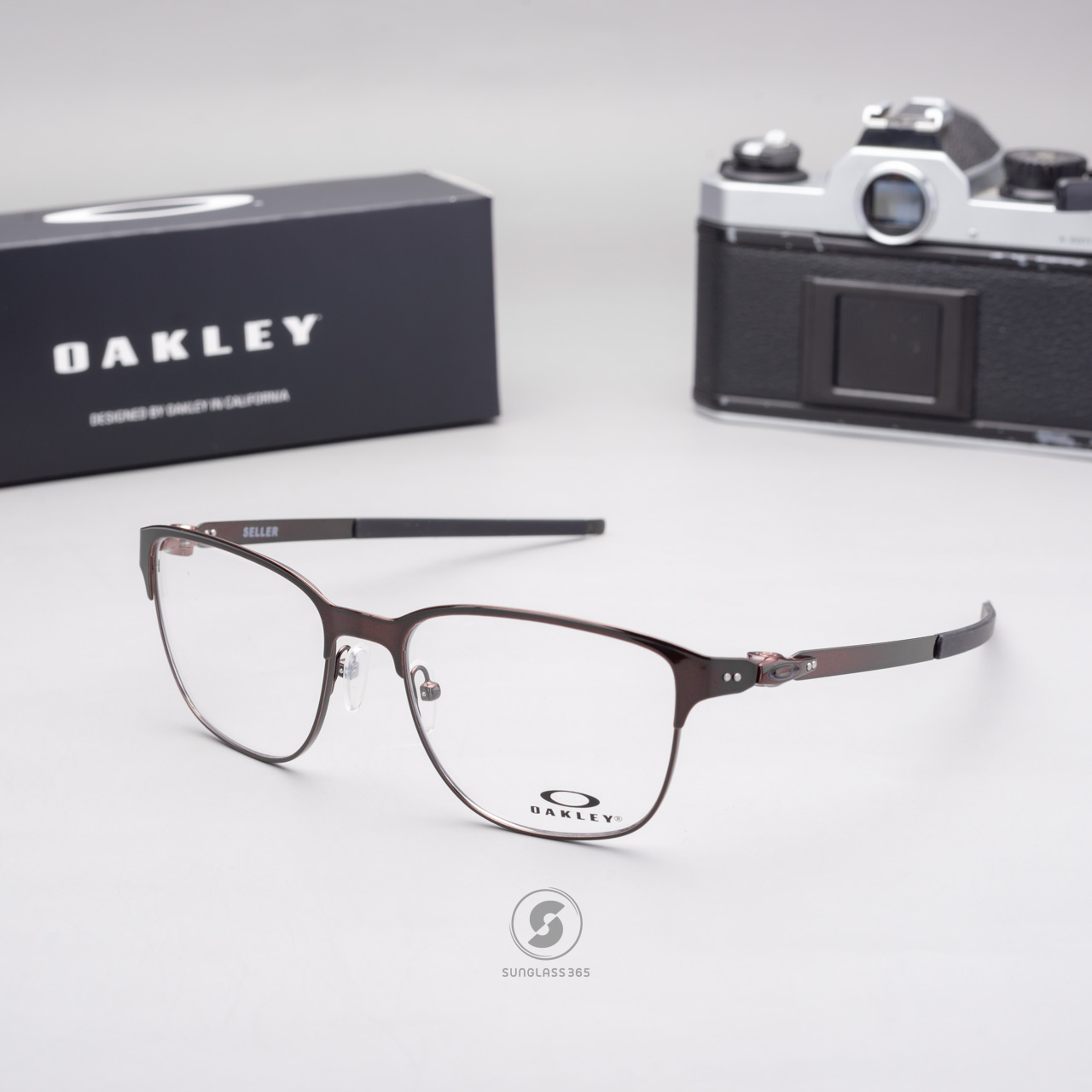 Oakley Seller OX3248-05 Brushed Grenache