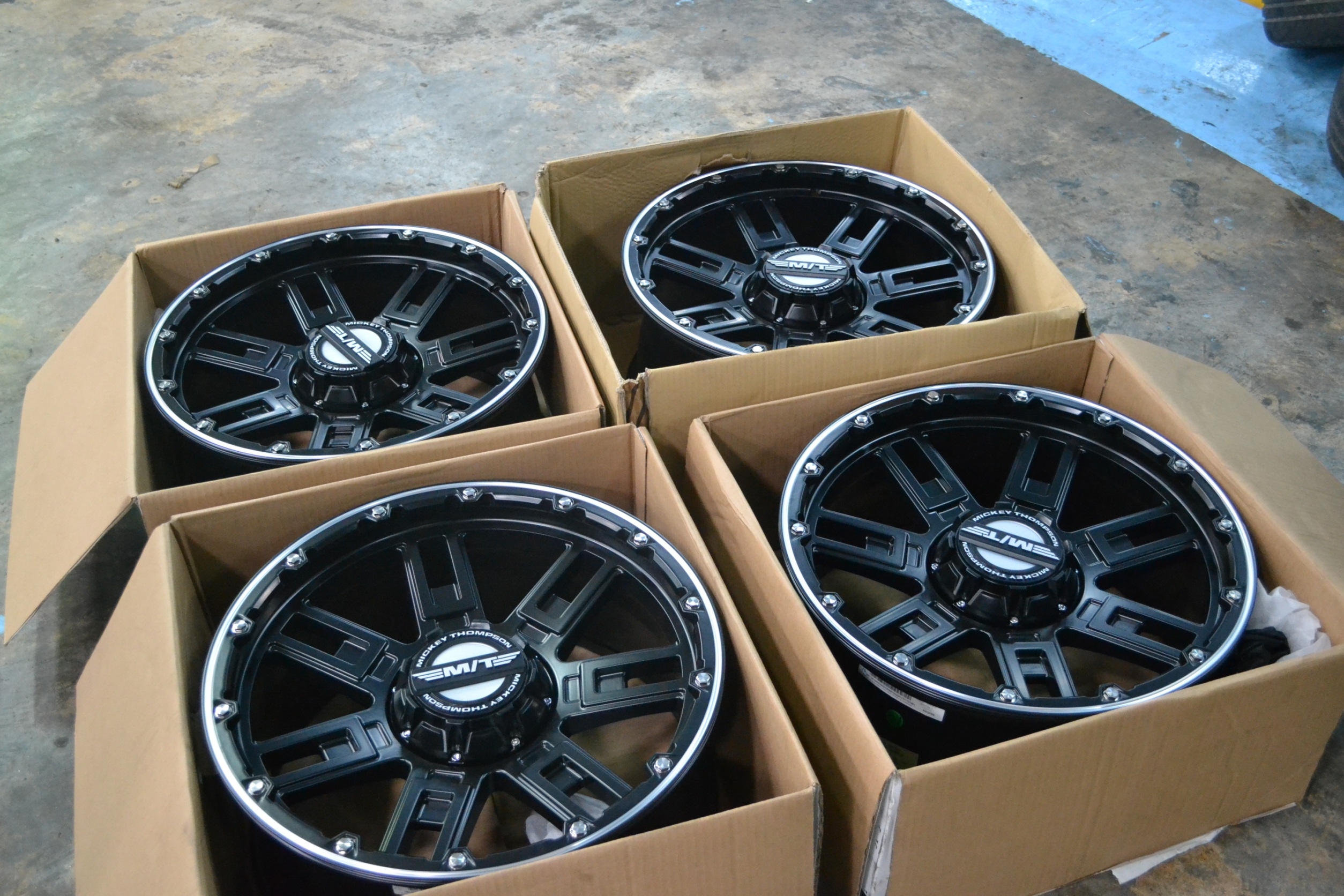 ล้อแท้ MICKEY THOMPSON SQ85 SIDEBIT SIDEBITER