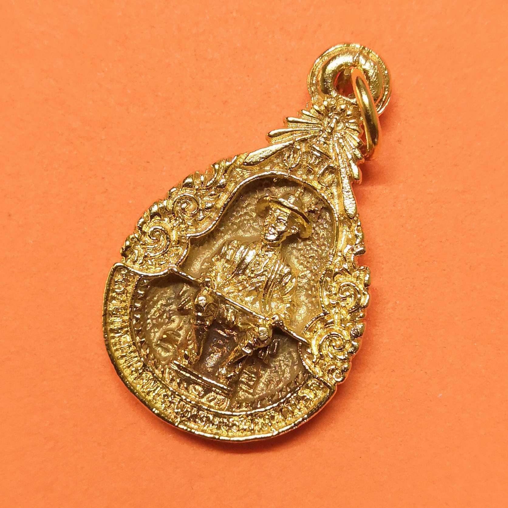 เหรียญหล่อ พระบาทสมเด็จพระพุทธยอดฟ้าจุฬาโลก รัชกาลที่ 1 ที่ระลึกฉลอง 200 ปี กรุงเทพมหานคร พศ 2525 จัดสร้างโดย จตุรเสนาสมาคม เนื้อกะไหล่ทอง สูง 2.8 เซน พร้อมกล่องเดิม