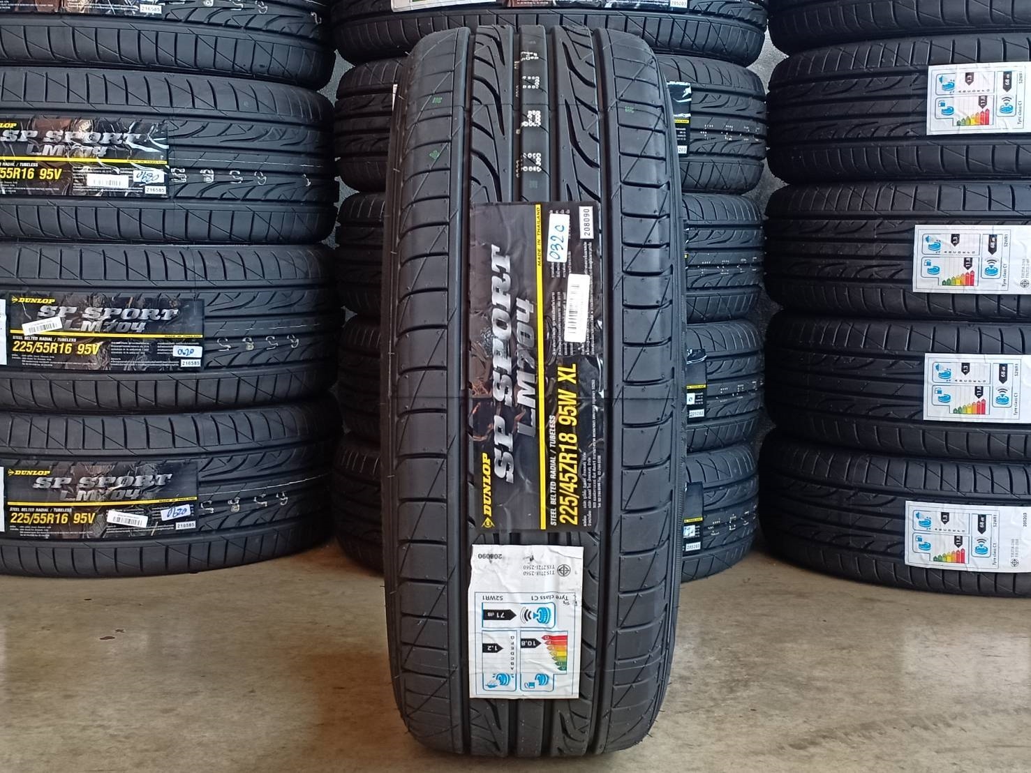 DUNLOP LM704 225/45-18 ราคาพิเศษ ปีใหม่กว่า ราคาถูกกว่าเดิม