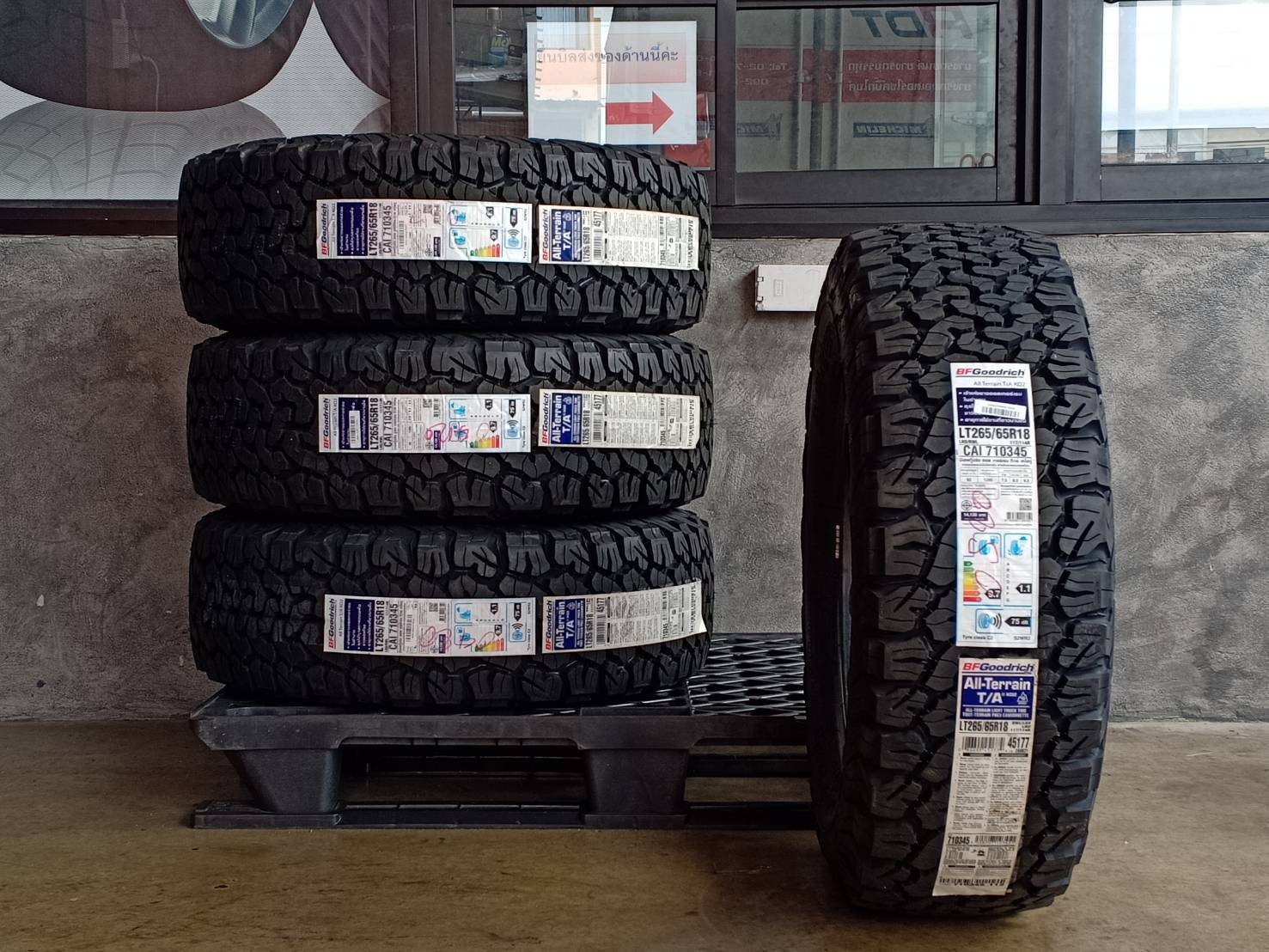 BF-GOODRICH 265/65R18 ALL TERRAIN T/A KO2 117/114R 8PR (ตัวหนังสือขาว) MADE IN U.S.A..