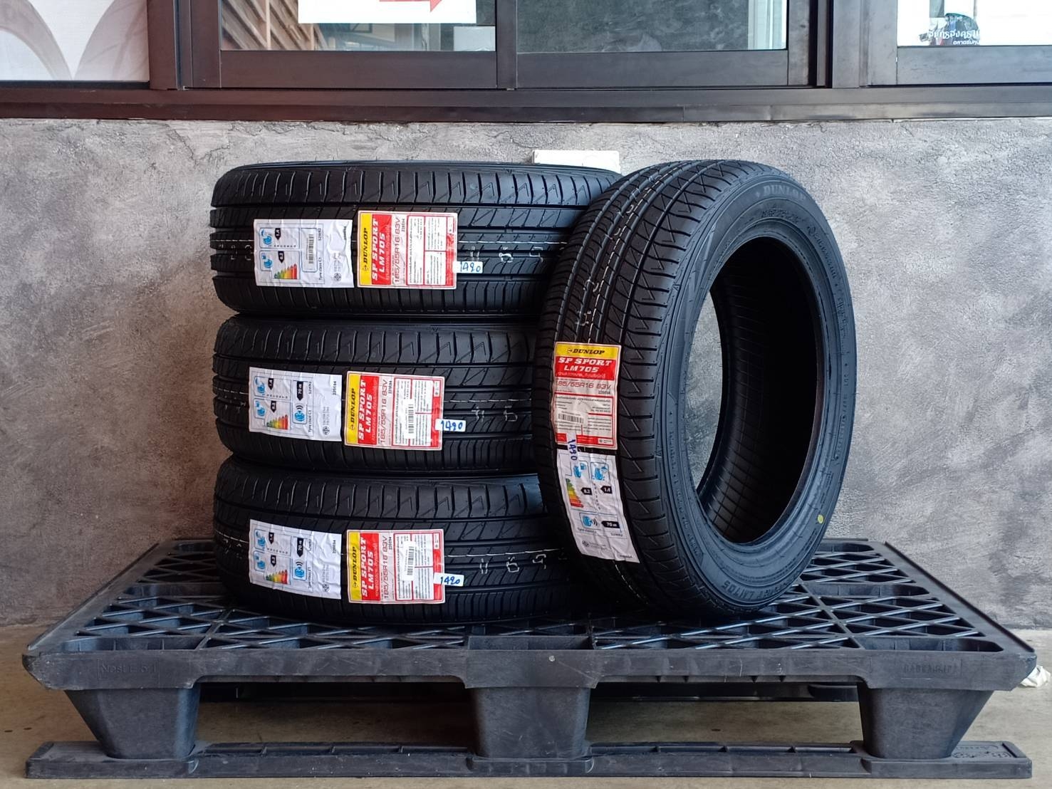 DUNLOP 185/55R16 SP SPORT LM705 83V MADE IN THAILAND