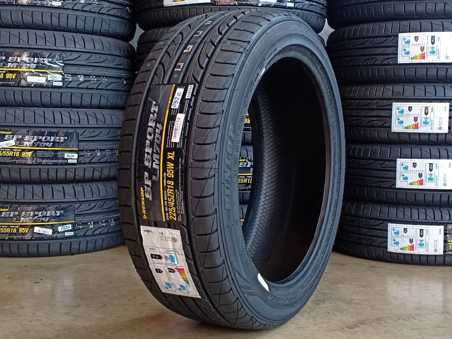 DUNLOP LM704 225/45-18 ราคาพิเศษ ปีใหม่กว่า ราคาถูกกว่าเดิม