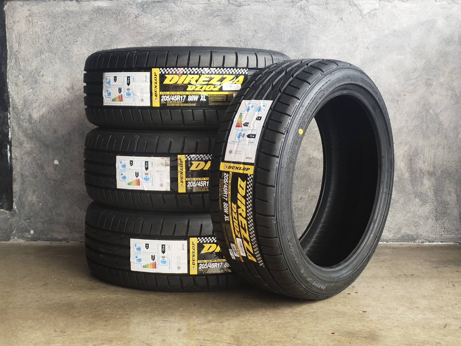 DUNLOP 205/45R17 DIREZZA DZ102 88W XL Y:1020 THAILAND