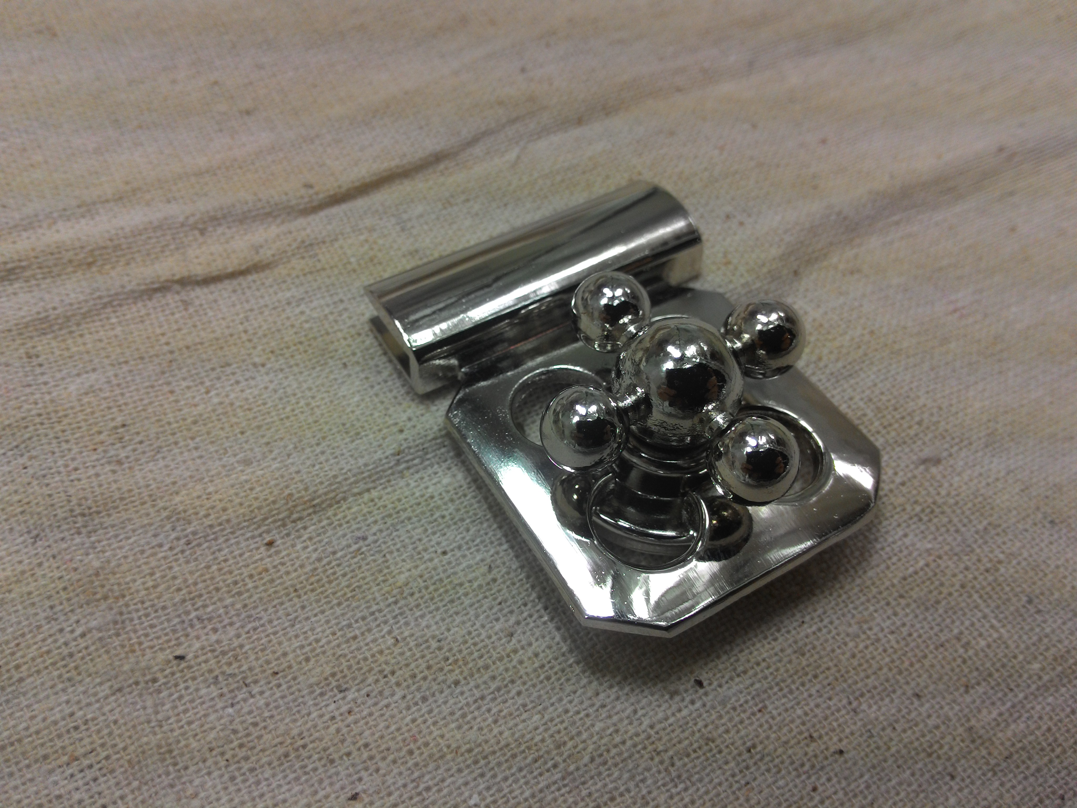 หน้ากระเป๋าลูกบิดใหญ่ เงิน