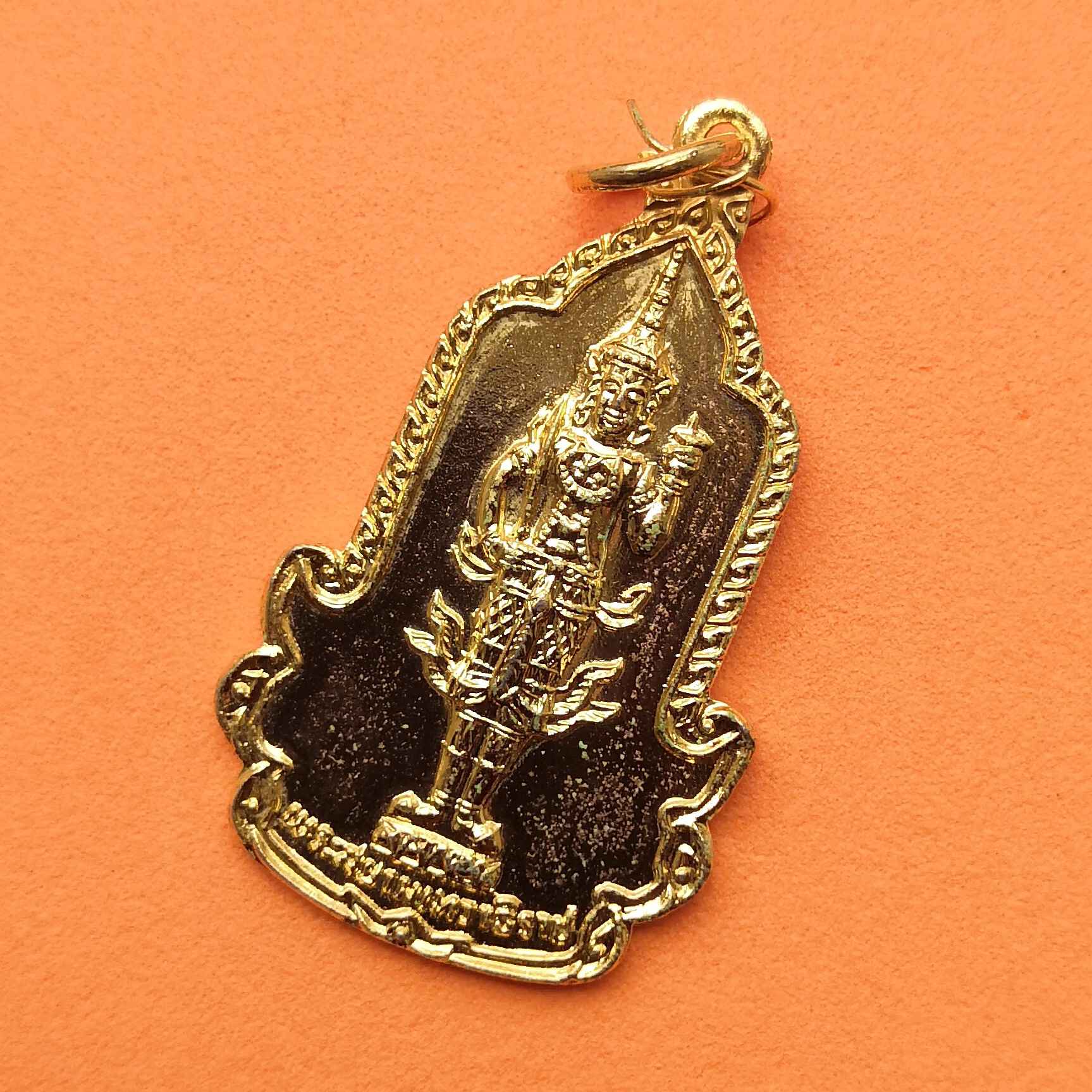 เหรียญ พระสยามเทวาธิราช ที่ระลึกครบรอบ 12 ปี สมาคมศิษย์เซนต์ฟรังซิสซาเวียร์ ในพระบรมราชินูปถัมภ์ พศ 2526 เนื้อกะไหล่ทอง สูง 3.5 เซน