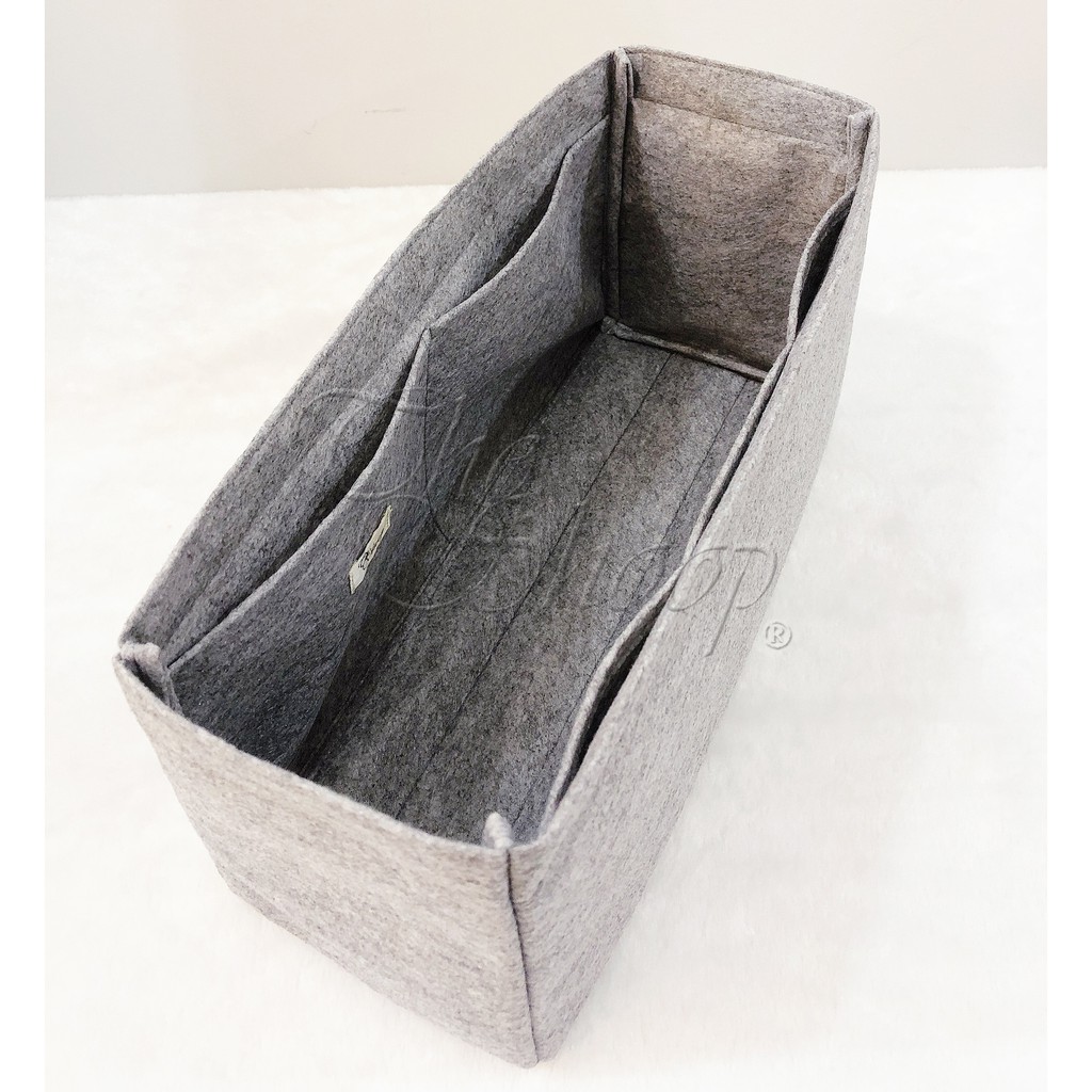 ที่จัดระเบียบกระเป๋า LV on the go MM / GM มี 4 สี ช่วยแก้ปัญหา หาของสิ่งของในกระเป๋าไม่เจอ ก้นกระเป่าห้อยไม่สวย ที่สำคัญ!! น้ำหนักเบาจนเหมือนไม่ได้ใส่