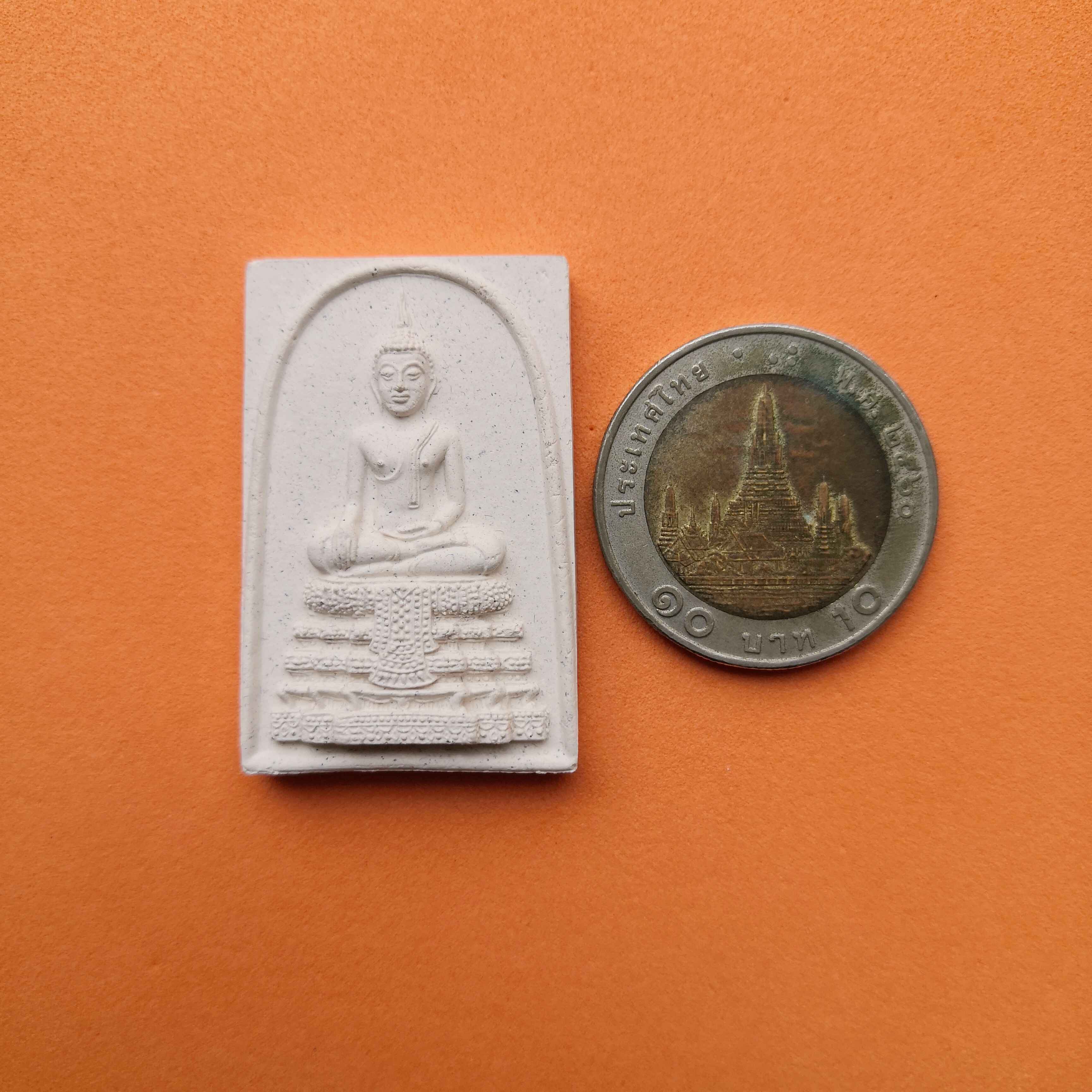 พระเนื้อผง สมเด็จวัดไร่ขิง หลัง เหรียญในหลวง รัชกาลที่ 9 ปี 2560 ขนาดสูง 3.6 เซน พร้อมกล่องเดิม
