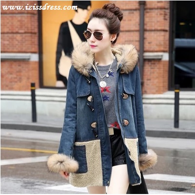 **พรีออเดอร์**เสื้อโค้ทยีนส์สีน้ำเงินแขนยาว ผ่าหน้าติดกระดุมขัดแบบจีน ดีเทลตกแต่งคอและปลายแขนด้วยเฟอร์สีน้ำตาล ตัดต่อผ้าวูลขนแกะช่วงล่าง พร้อมกระเป๋ายีนส์ทั้ง 2 ข้าง สวยคุณภาพดีเหมือนแบบค่ะ