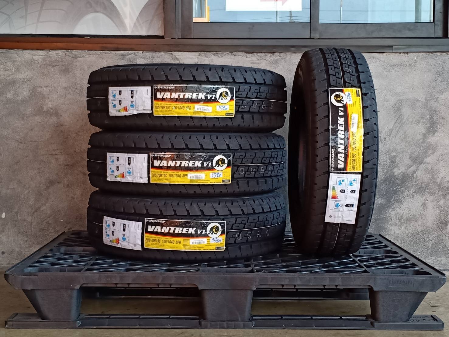 DUNLOP 205/70R15 VANTREK V1 106/104Q 8PR MADE IN THAILAND