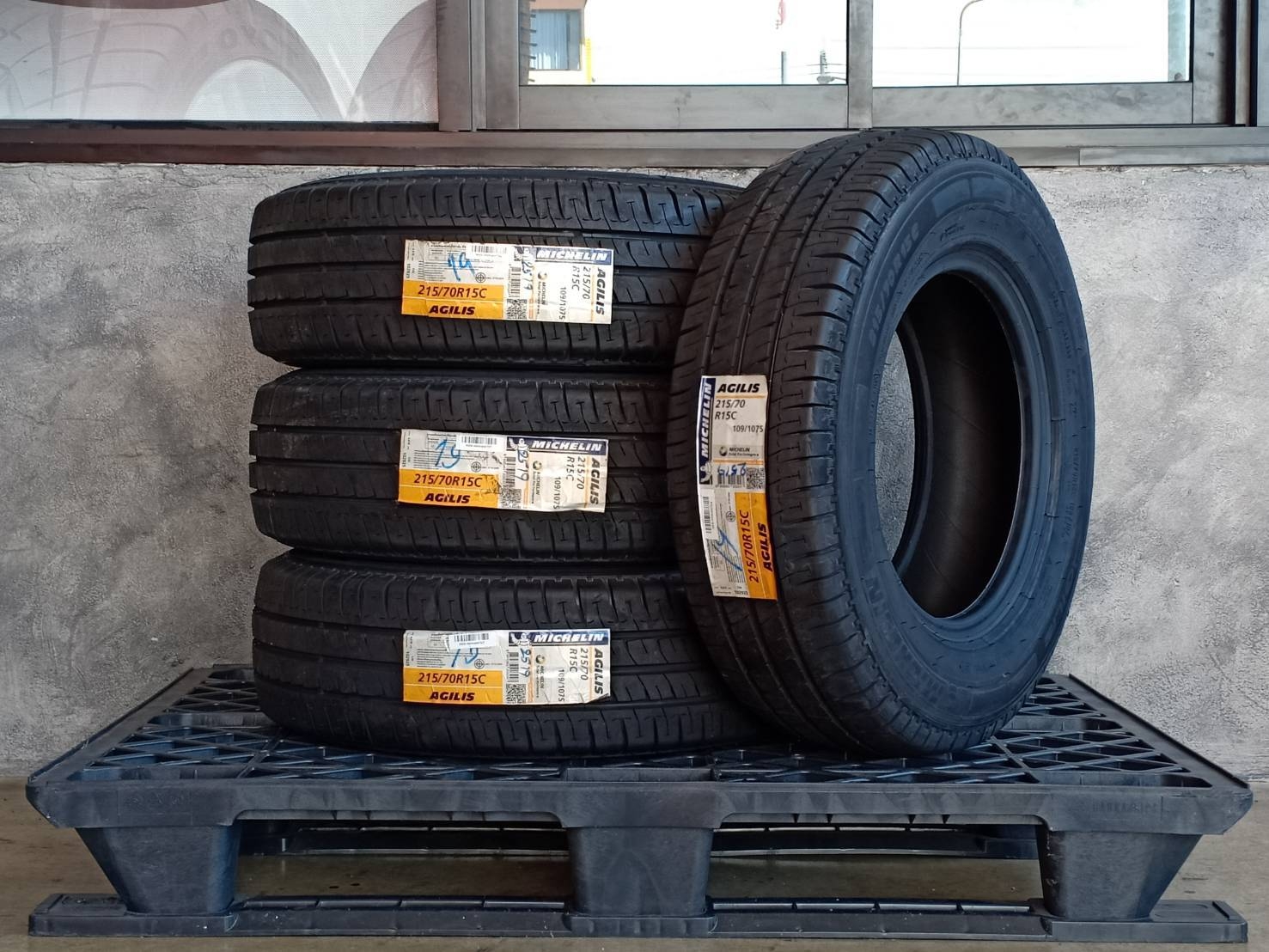 MICHELIN 215/70R15 AGILIS 109/107S MADE IN THAILAND