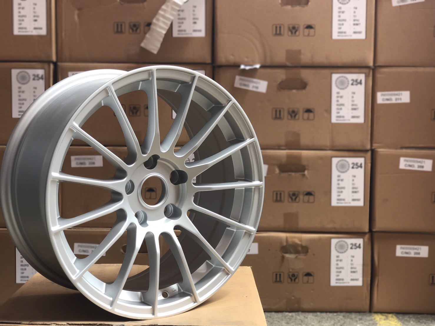 Model:ENKEI RS05RR Size:17x8.0 inch Offset:+35 pcd:5x114.3 Center Bore:73.1 mm Color:SSM
