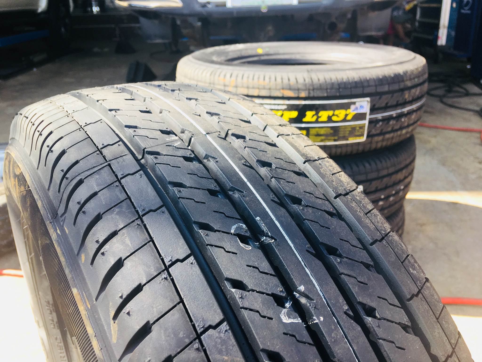 DUNLOP SP LT37 215W70S15 ซื้อ2แถม2