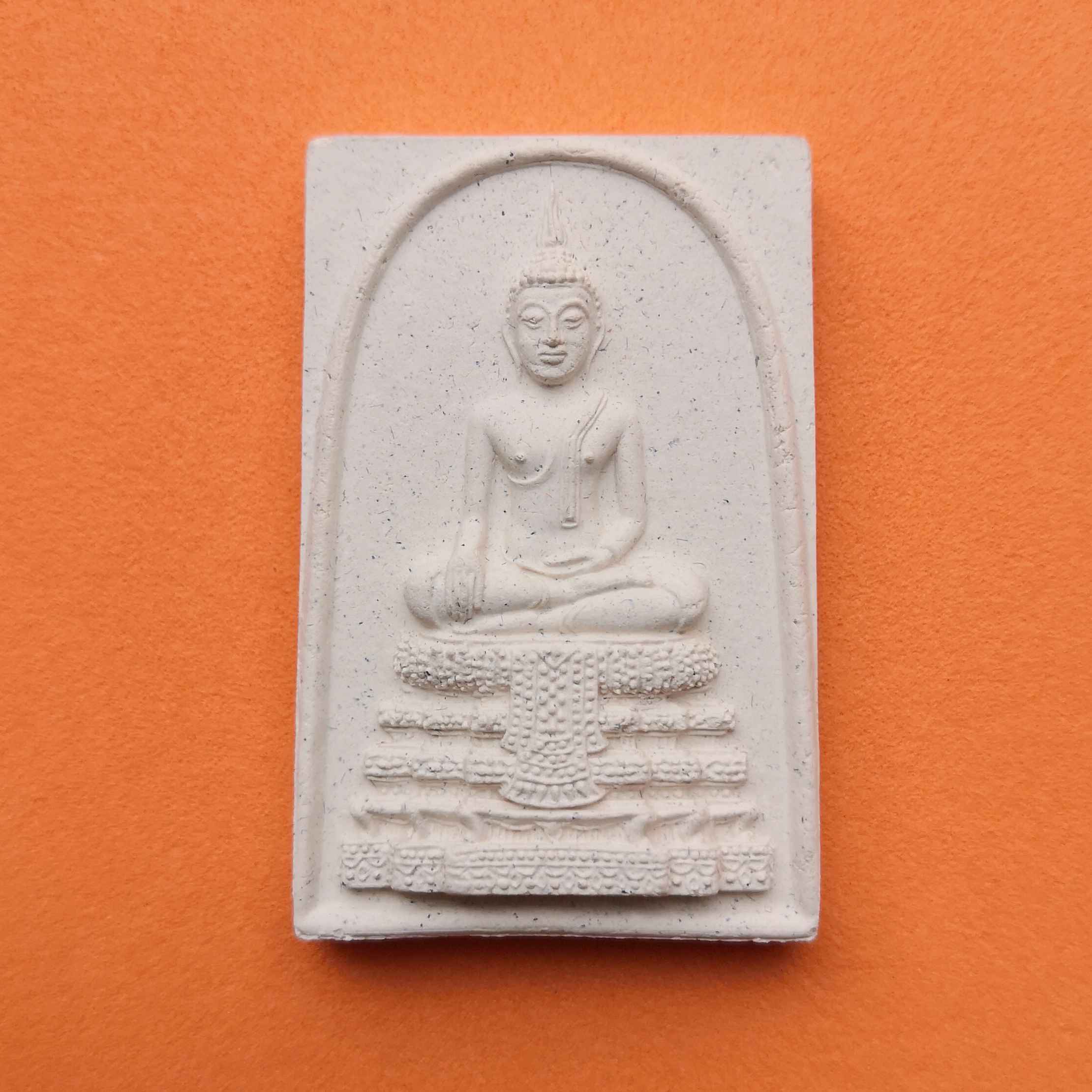 พระเนื้อผง สมเด็จวัดไร่ขิง หลัง เหรียญในหลวง รัชกาลที่ 9 ปี 2560 ขนาดสูง 3.6 เซน พร้อมกล่องเดิม