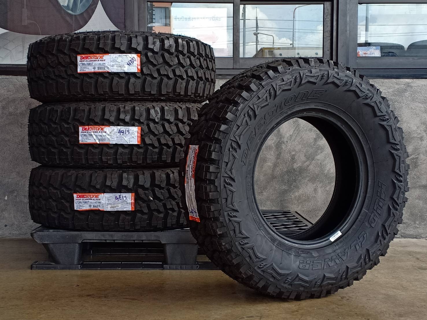 DEESTONE 285/70R17 MUD CLAWER R408 121/118Q 10PR MADE IN THAILAND