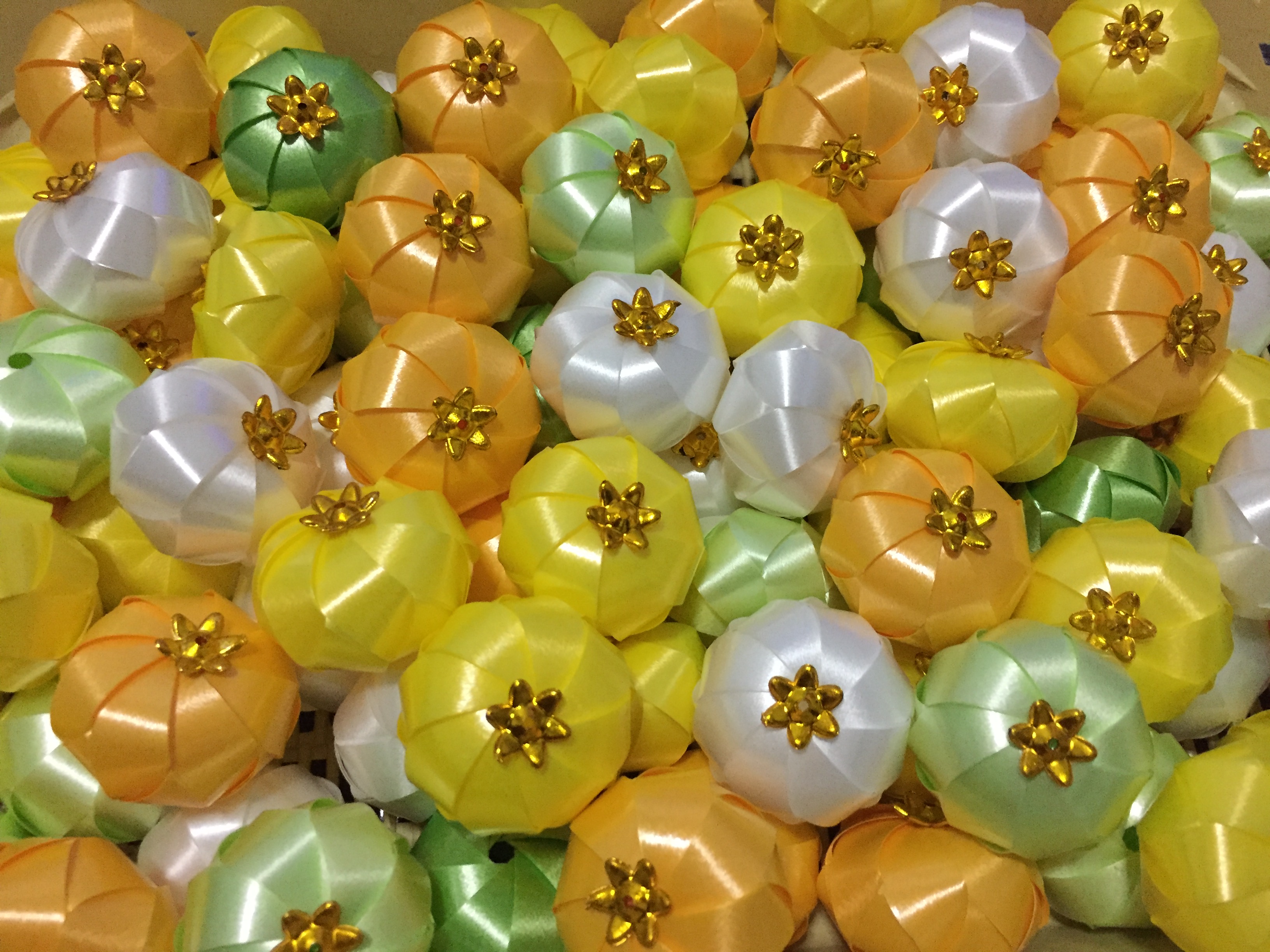 ลูกจันคละสีเหรียญโปรยทาน