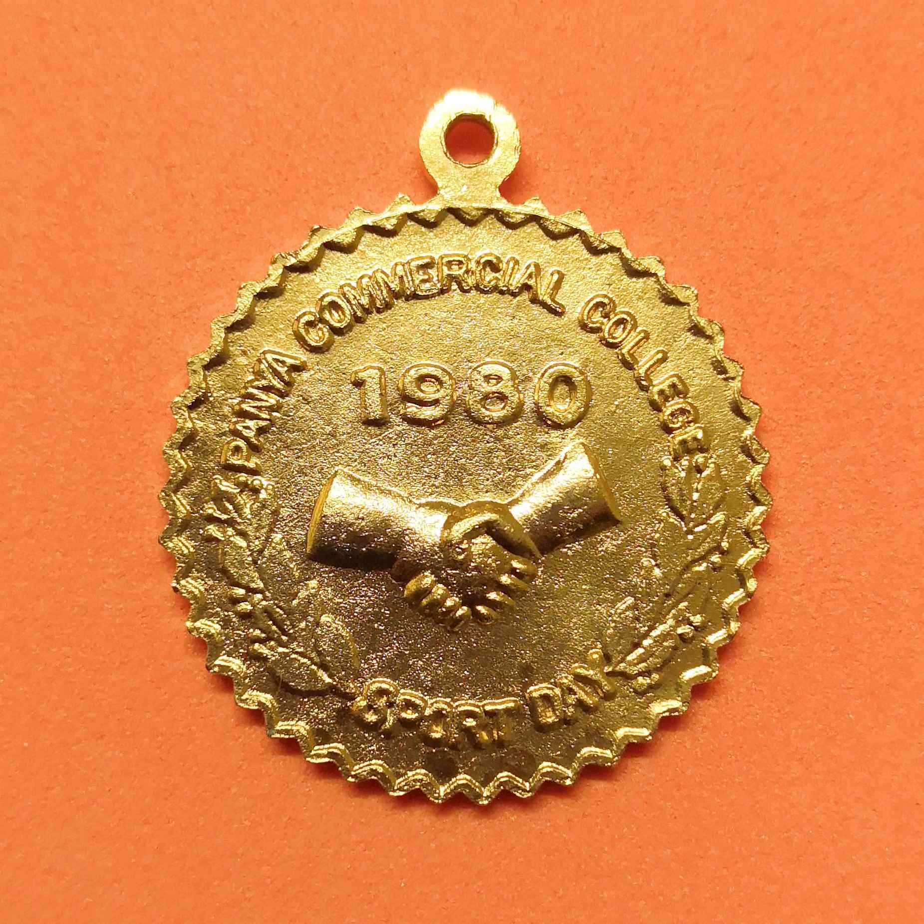 เหรียญ Sport Day โรงเรียนปัญญาพาณิชย์ ปีคศ 1980 เนื้อกะไหล่ทอง ขนาด 2.8 เซน
