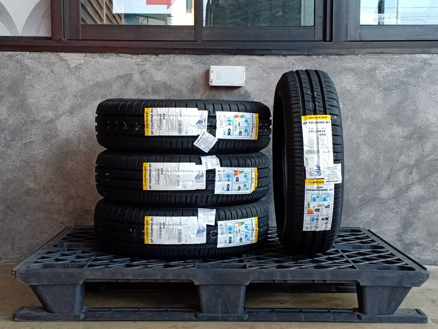 DUNLOP 175/65R15 SP TOURING R1 84H MADE IN INDONESIA