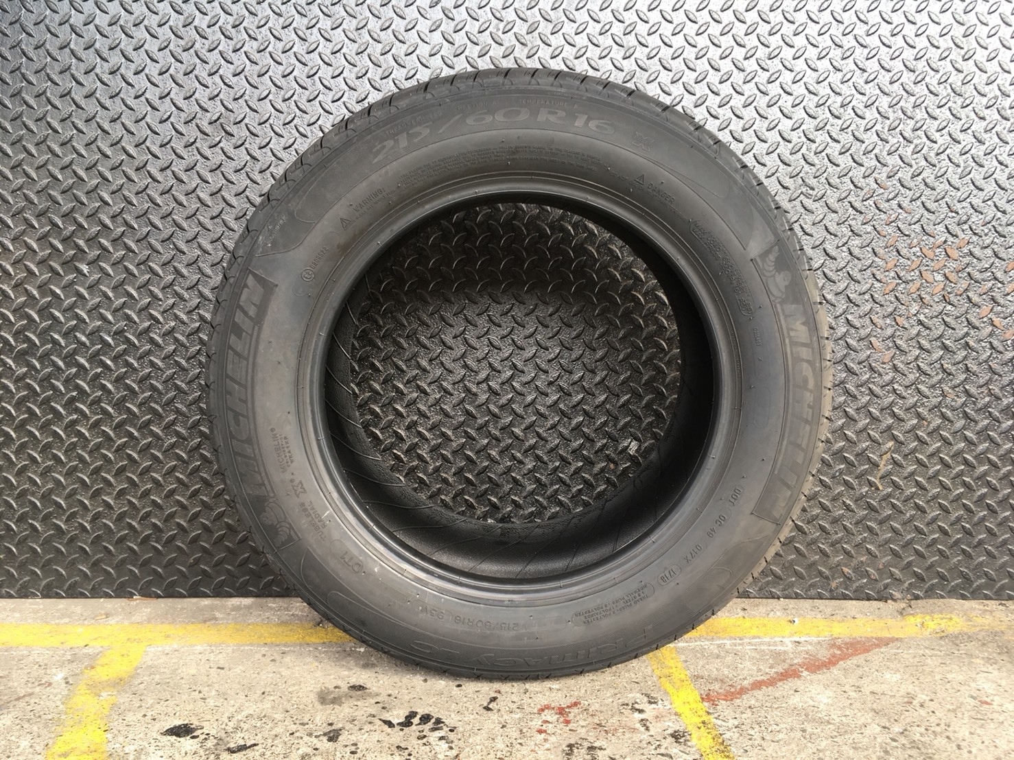 MICHELIN PRIMACY LC 215-60-16 เส้น 3750 ปี 18 ปกติ 4900