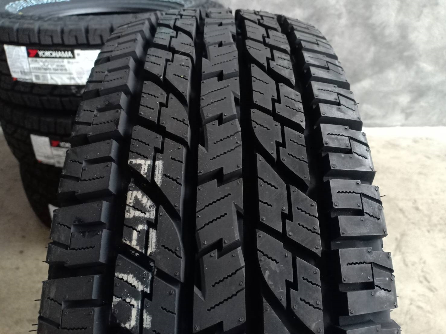 YOKOHAMA G015 235/75-15 ปี19 ราคาพิเศษ