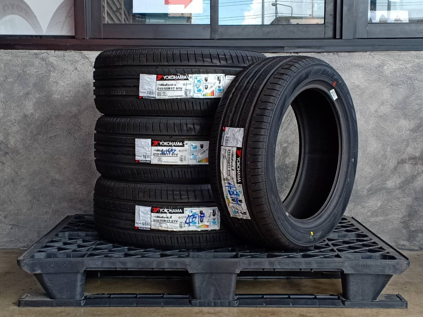 YOKOHAMA 215/50R17 BLUEARTH-A AE50 91V MADE IN JAPAN