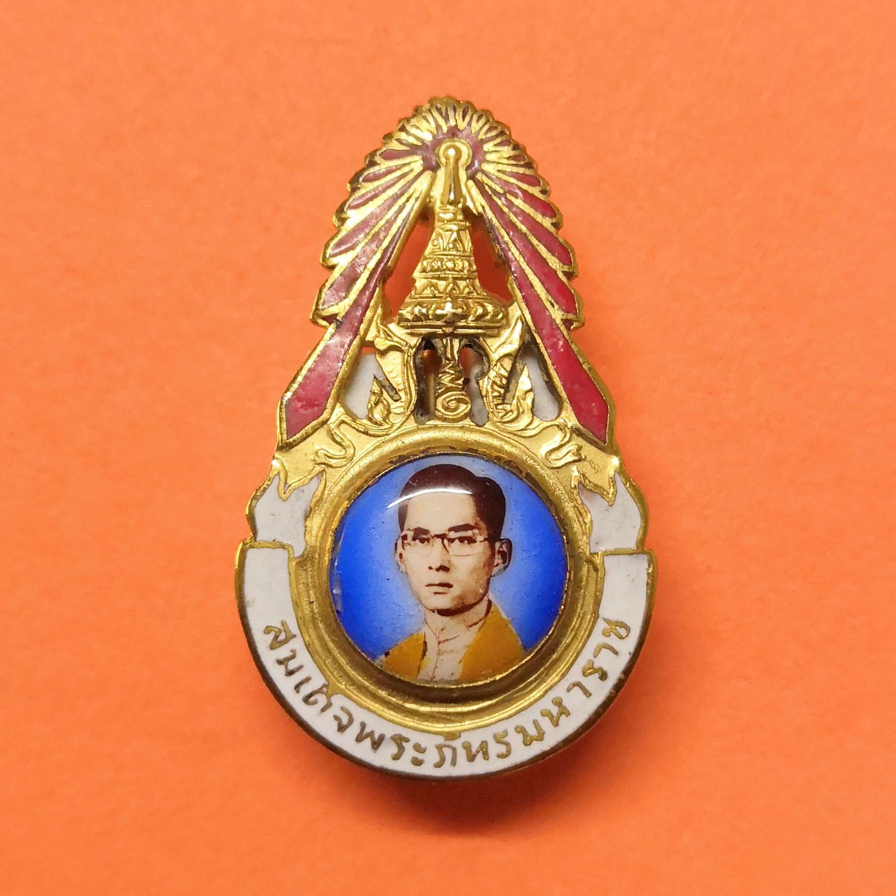 เข็มกลัด ในหลวง รัชกาลที่ 9 สมเด็จพระภัทรมหาราช หลัง ลายเซ็น เนื้อกะไหล่ทองลงยา สูง 4 เซน