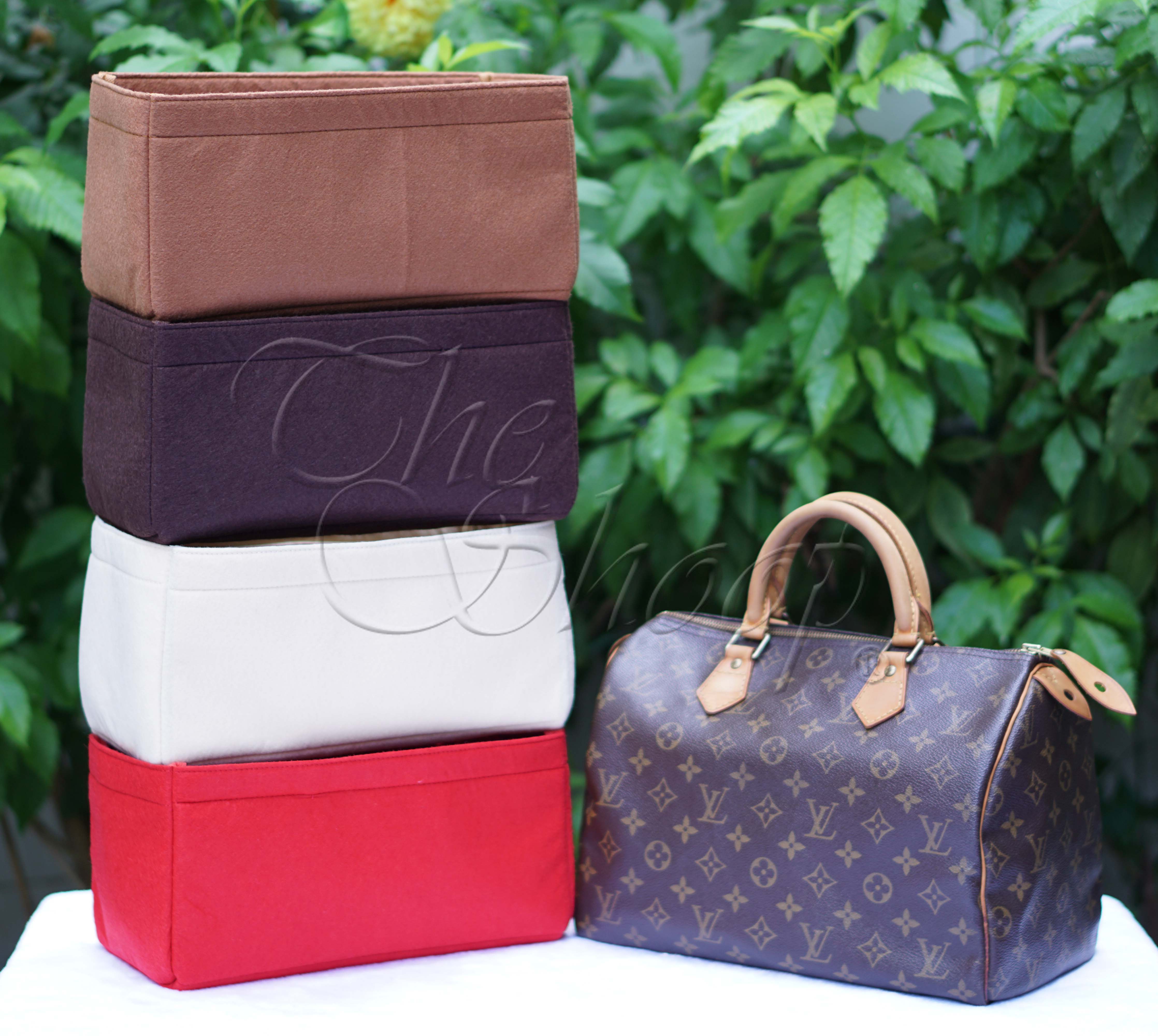 ที่จัดระเบียบกระเป๋า รุ่นน้ำหนักเบา LV Speedy 25 / 30 มีให้เลือก 4 สี ช่วยแก้ปัญหา หาของสิ่งของในกระเป๋าไม่เจอ ก้นกระเป่าห้อยไม่สวย ที่สำคัญ!! น้ำหนักเบาจนเหมือนไม่ได้ใส่ / ไม่ต้องใส่ฐานรองเพิ่ม