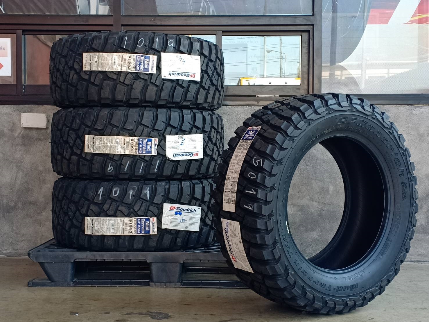 BF-GOODRICH 305/55R20 MUD TERRAIN T/A KM3 121/118Q MADE IN U.S.A.