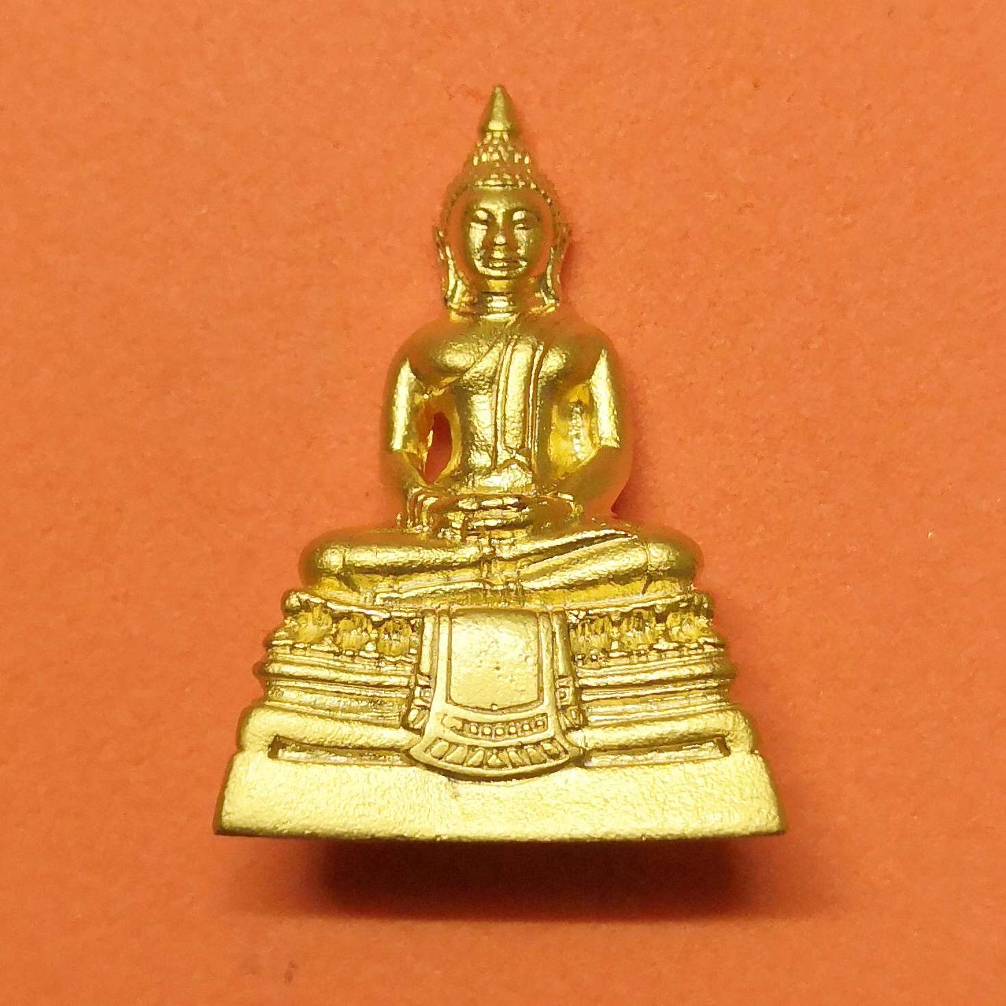 พระกริ่ง หลวงพ่อโสธร รุ่น 6 ขึ้นจากแม่น้ำ 246 ปี พศ 2559 วัดโสธรวรารามวรวิหาร ฉะเชิงเทรา เนื้อกะไหล่ทอง สูง 2.6 เซน พร้อมกล่องเดิม