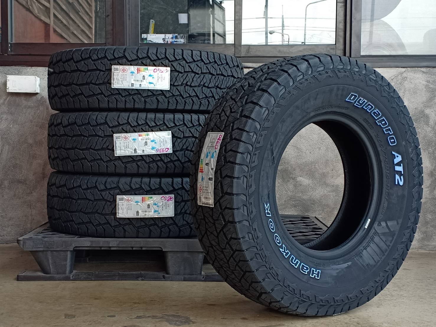 HANKOOK 265/75R16 DYNAPRO AT-2 (RF11) 116T (ตัวหนังสือขาว) MADE IN INDONESIA