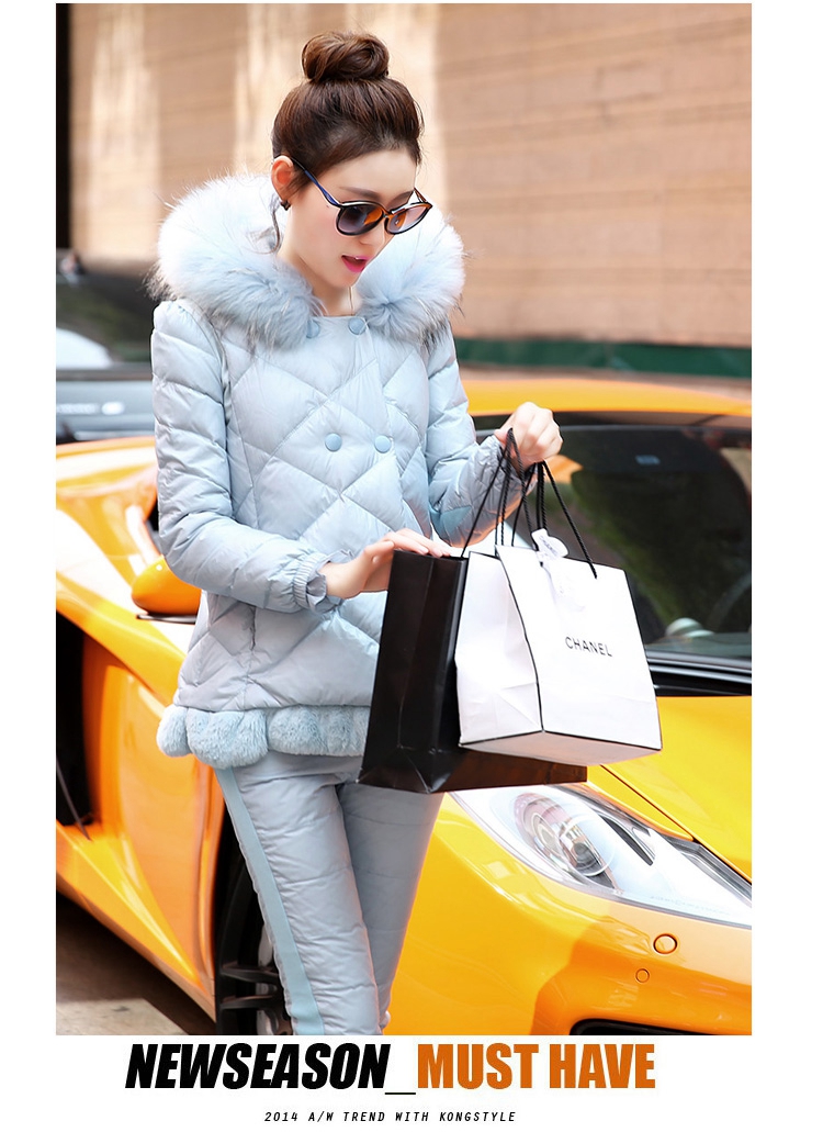 เสื้อโค้ทแบบ 3 ชิ้น สีชมพูแขนยาว ผ่าหน้าติดกระดุม ดีเทลตกแต่งคอและปลายชุดด้วยเฟอร์สีชมพู พร้อมระบายที่ปลายแขน สวยคุณภาพดีเหมือนแบบค่ะ