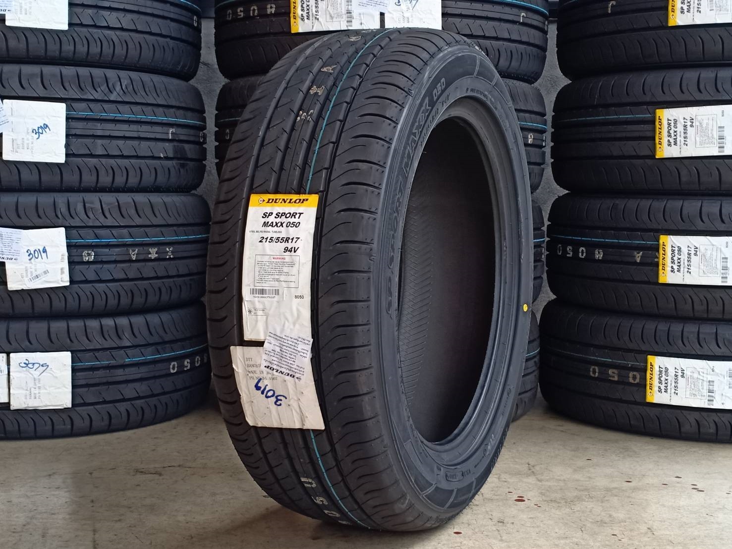 DUNLOP SP SPORTMAXX050 215/55R17 94V (ปี19)