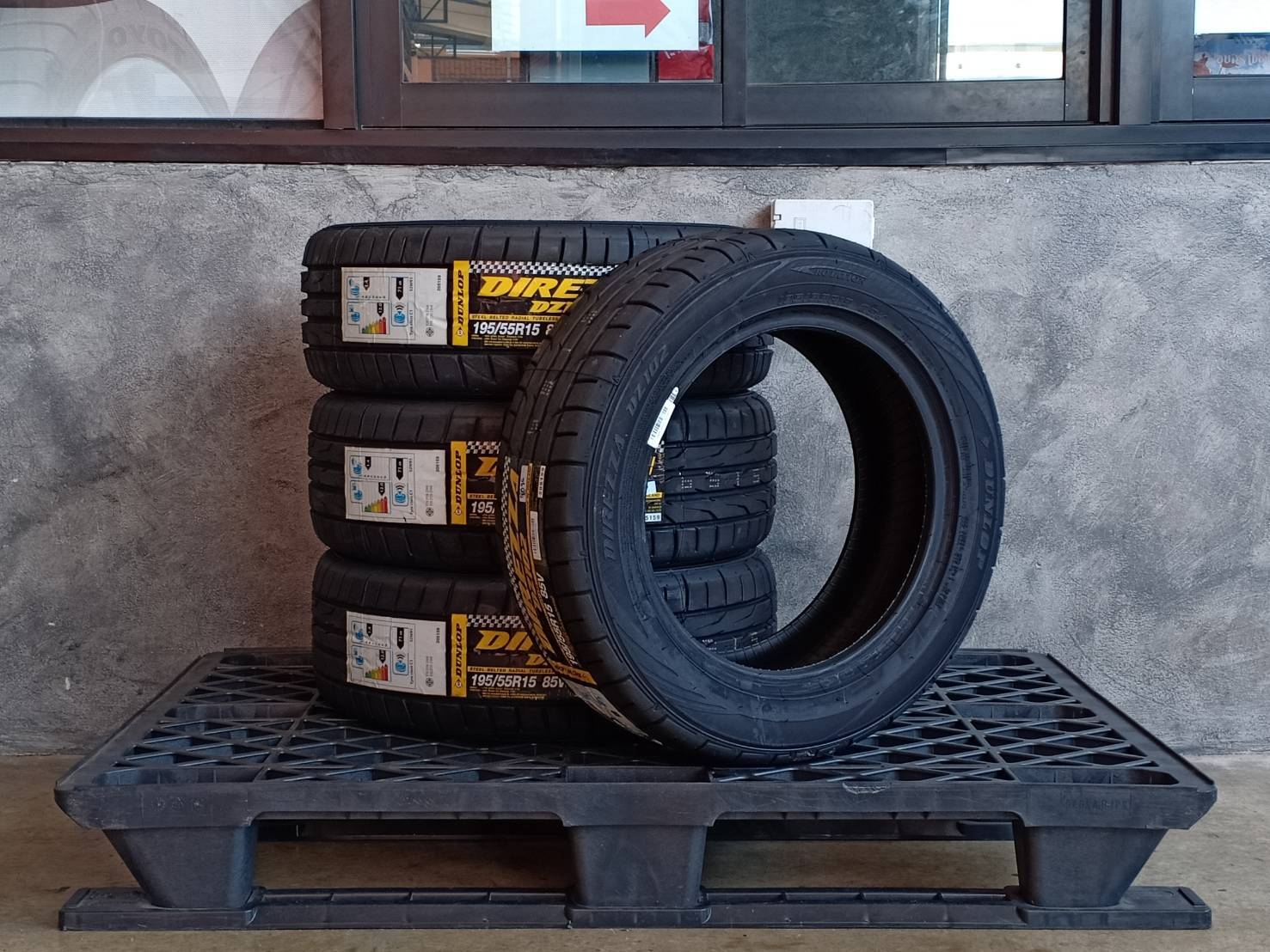 DUNLOP 195/55R15 DIREZZA DZ102 85V MADE IN THAILAND..